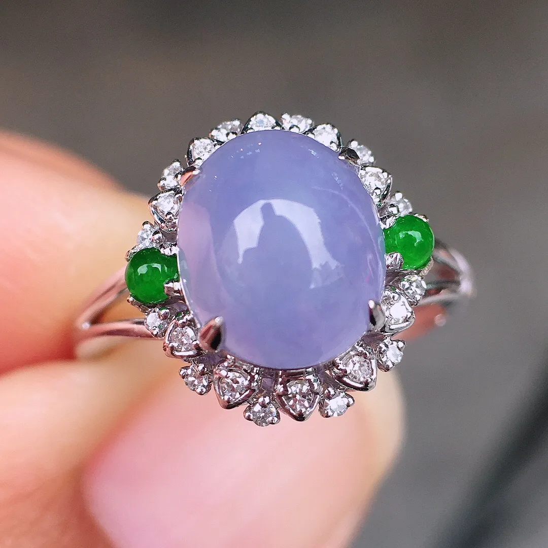 紫罗兰蛋面戒指，色泽均匀艳丽，玉质细腻，荧光感超
强，饱满圆润，尽显优雅气质，18k
金豪华镶嵌