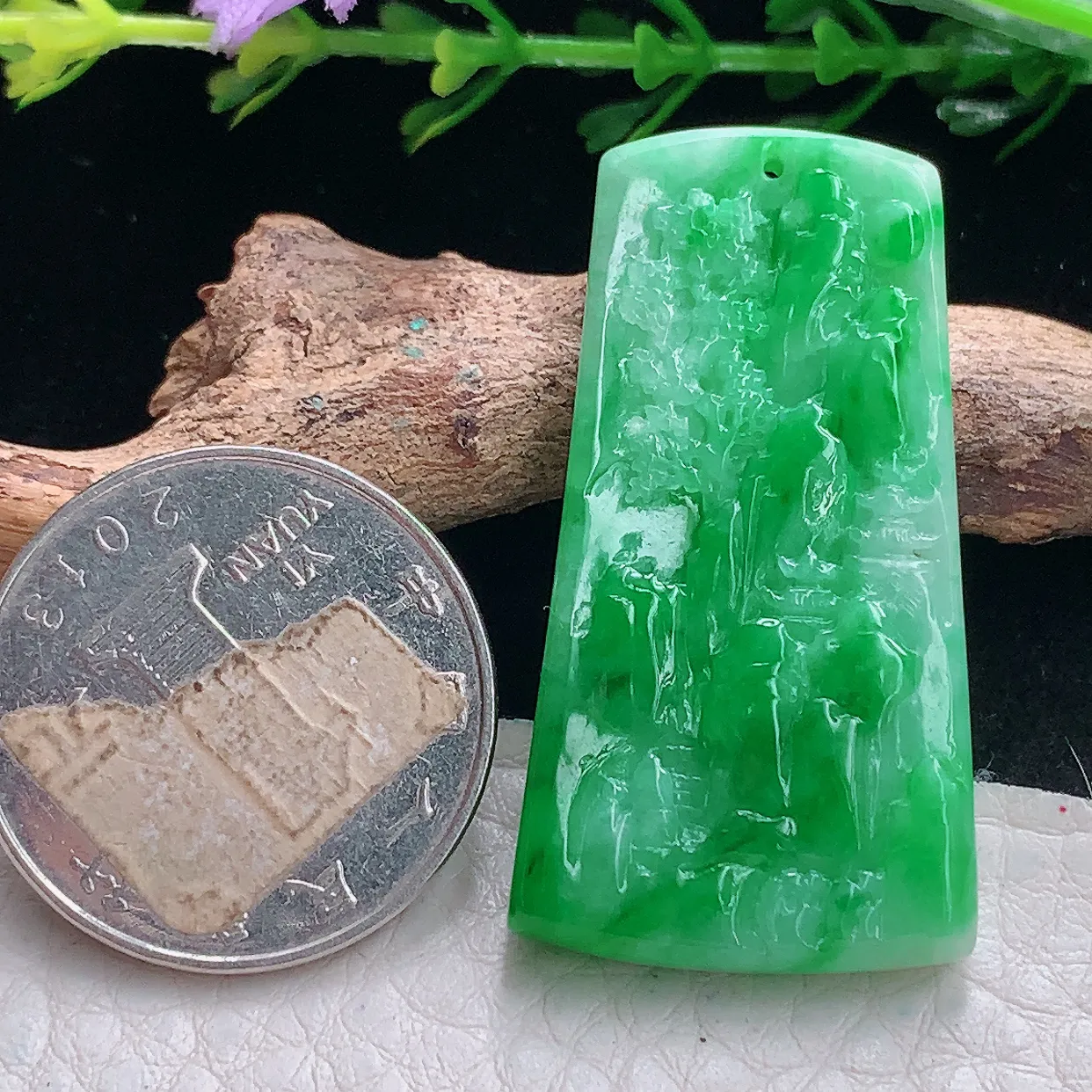 zzx自然光40.3*21.8*4.8天然缅甸翡翠阳绿山水 大好河山玉吊坠