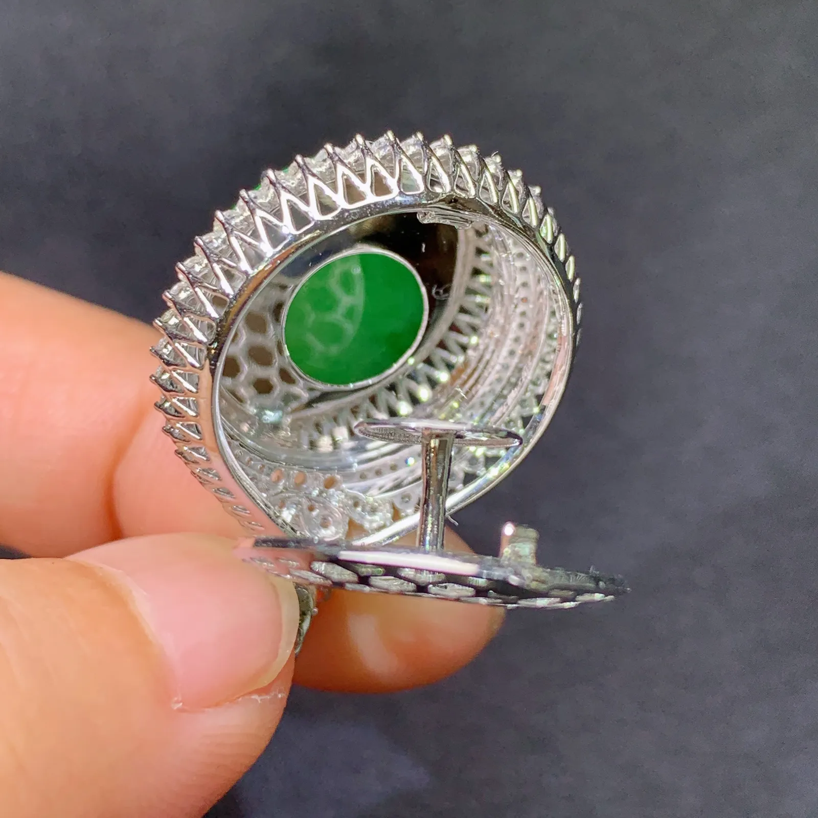 阳绿圆牌吊坠，18k金镶嵌，冰润色阳，种老水足 尺寸31.4*22.4*9.6