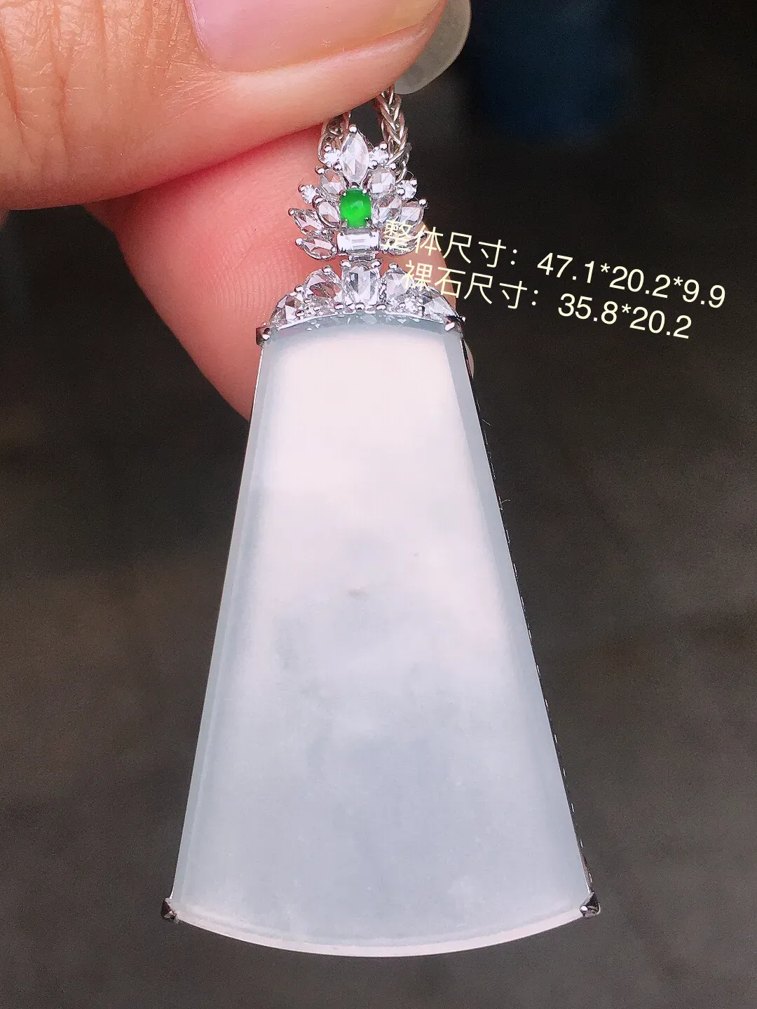 冰种无事牌吊坠，玉质细腻，荧光感超
强，饱满圆润，尽显优雅气质，18k
金豪华镶嵌