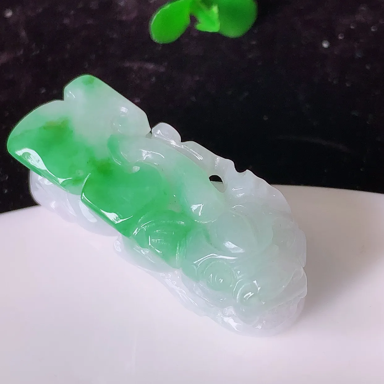 自然光实拍，冰润飘绿翡翠招财貔貅吊坠，民间有“一摸貔貅运程旺盛，再摸貔貅财运滚滚，三摸貔貅平步青云 