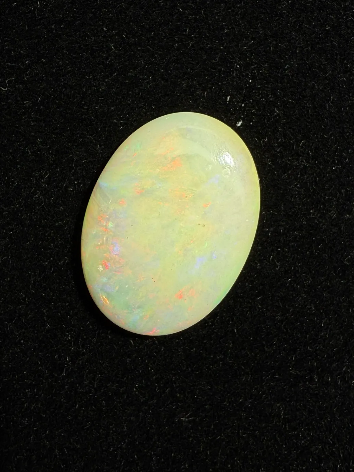 5.71ct天然彩欧泊裸石，尺寸18.5*13.5*4.2mm，颜色美艳，油画般色彩，火彩足。