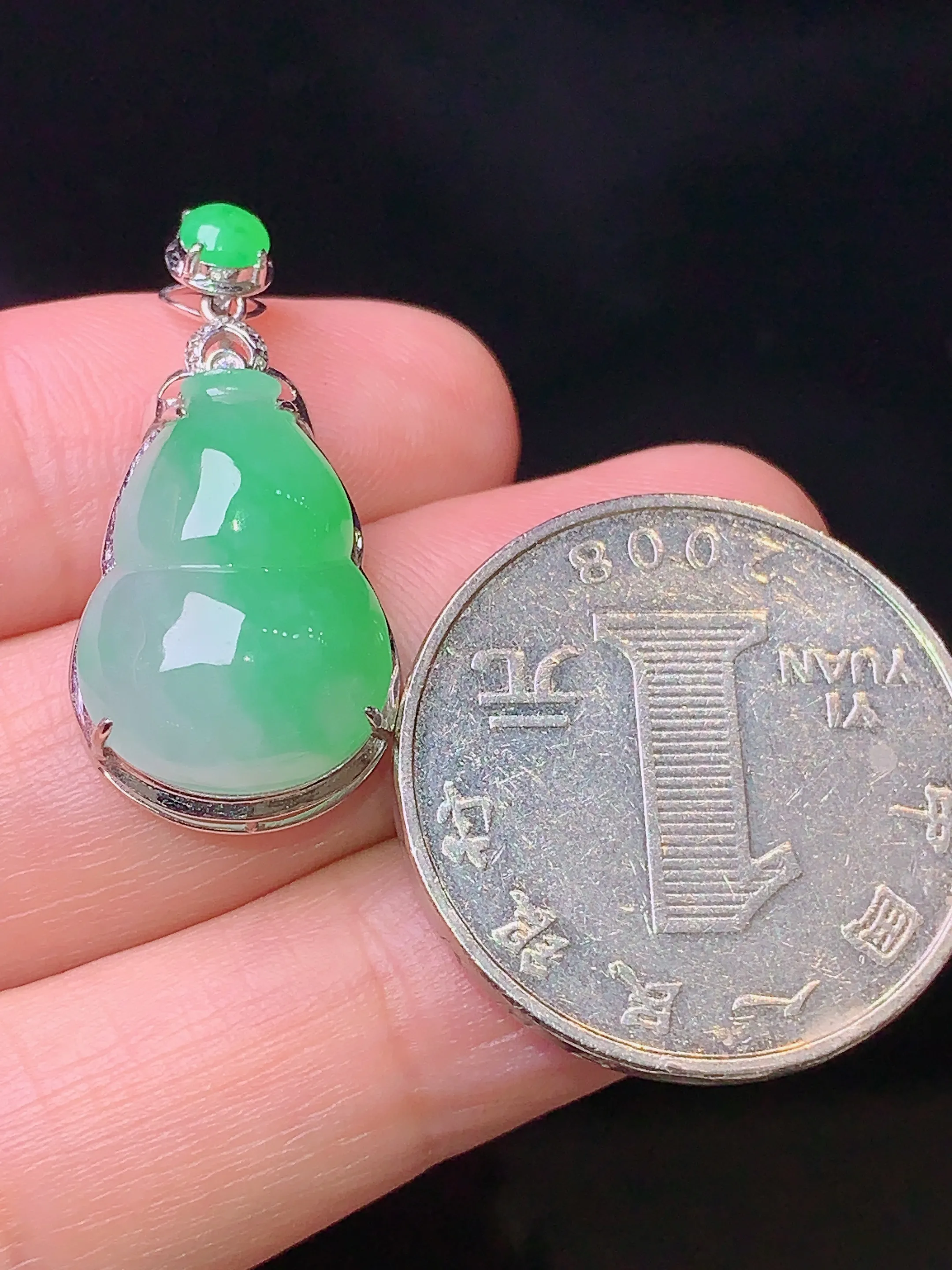18k金钻镶嵌翠绿葫芦吊坠 玉质细腻 色泽艳丽 水润亮眼  整体尺寸27.5*13.3*8