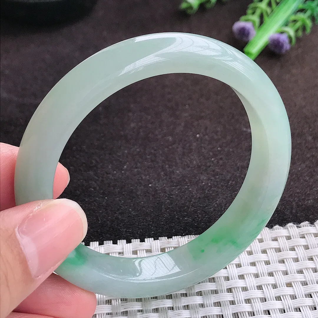 自然光55.5/11.4/8.3老坑秀气温润飘绿手镯宽边翡翠玉镯手环