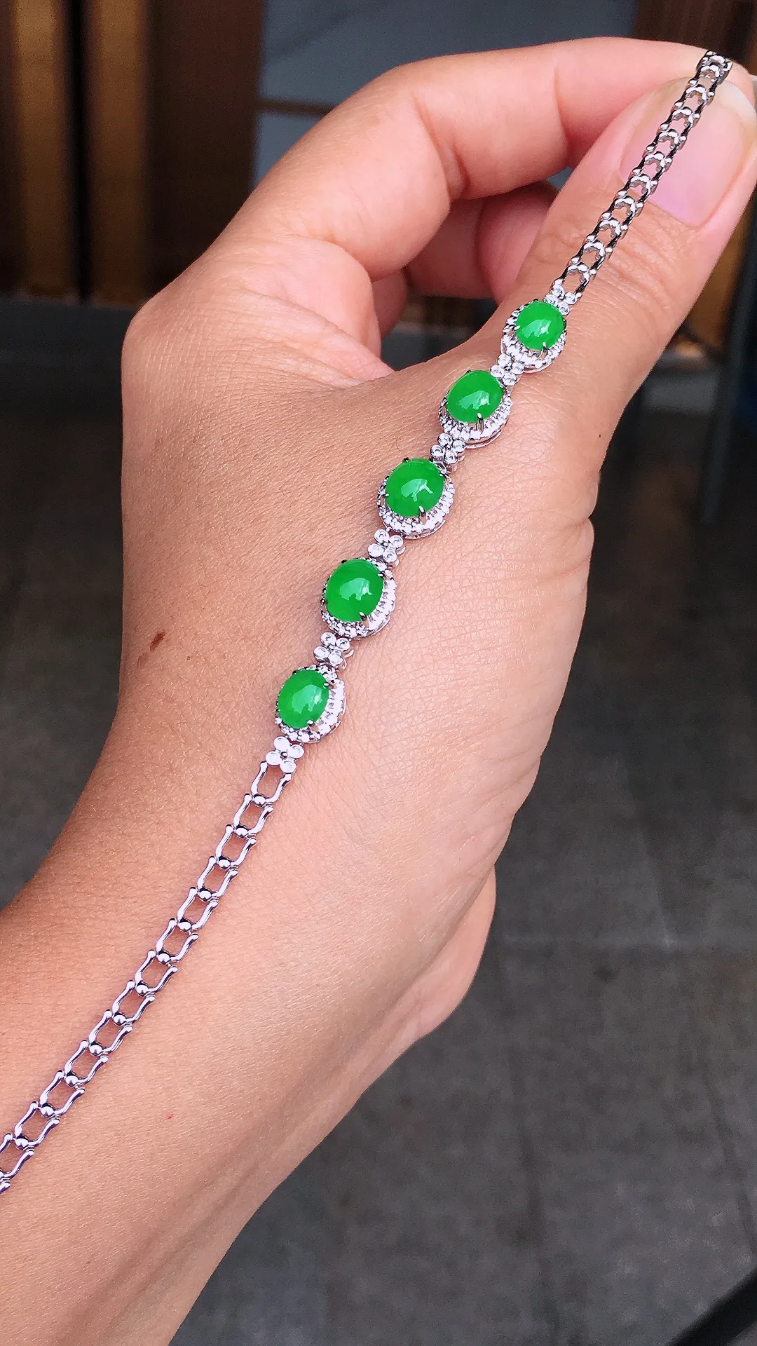 阳绿蛋面手链，色泽均匀艳丽，玉质细腻，荧光感超
强，饱满圆润，尽显优雅气质，18k
金豪华镶嵌