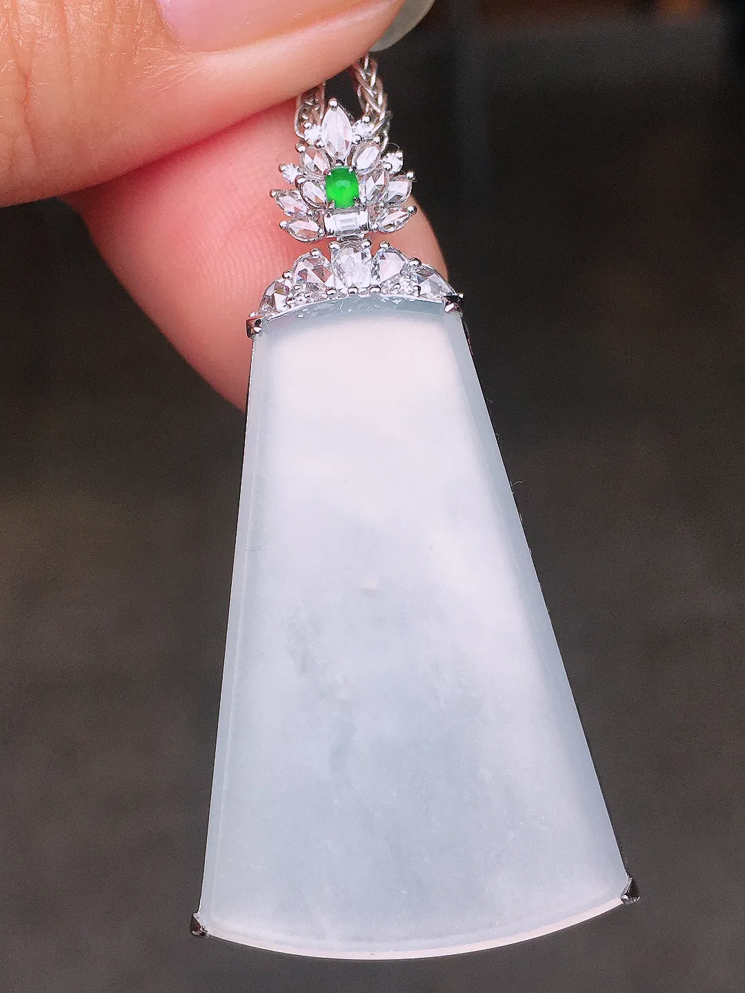 冰种无事牌吊坠，玉质细腻，荧光感超
强，饱满圆润，尽显优雅气质，18k
金豪华镶嵌