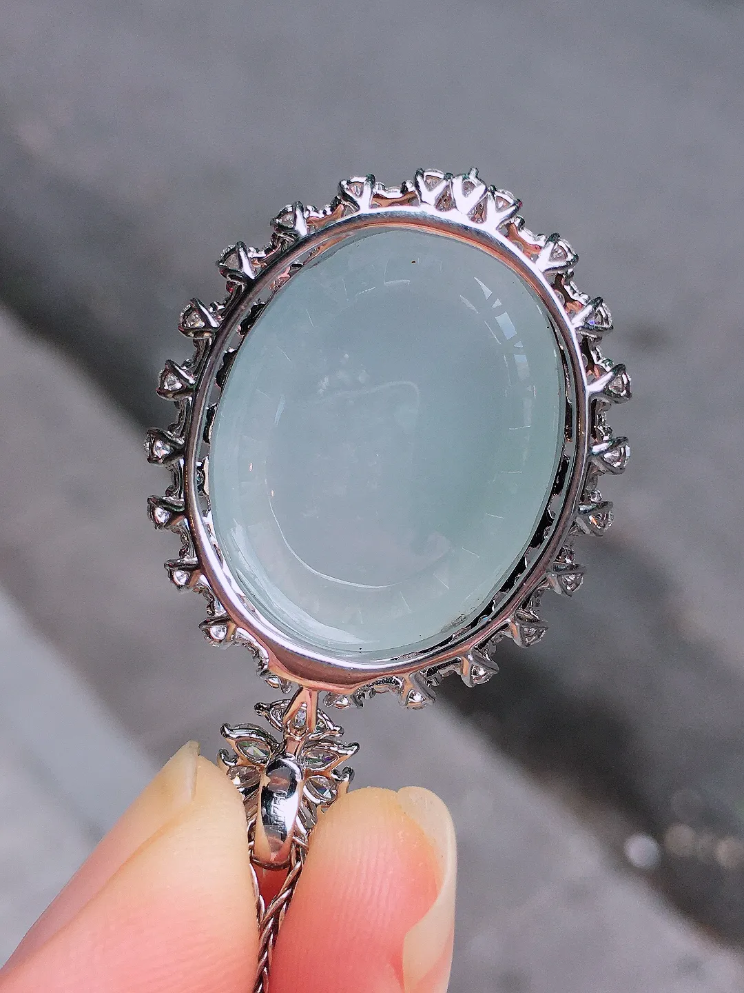 冰种蛋面吊坠，玉质细腻，荧光感超
强，饱满圆润，尽显优雅气质，18k
金豪华镶嵌