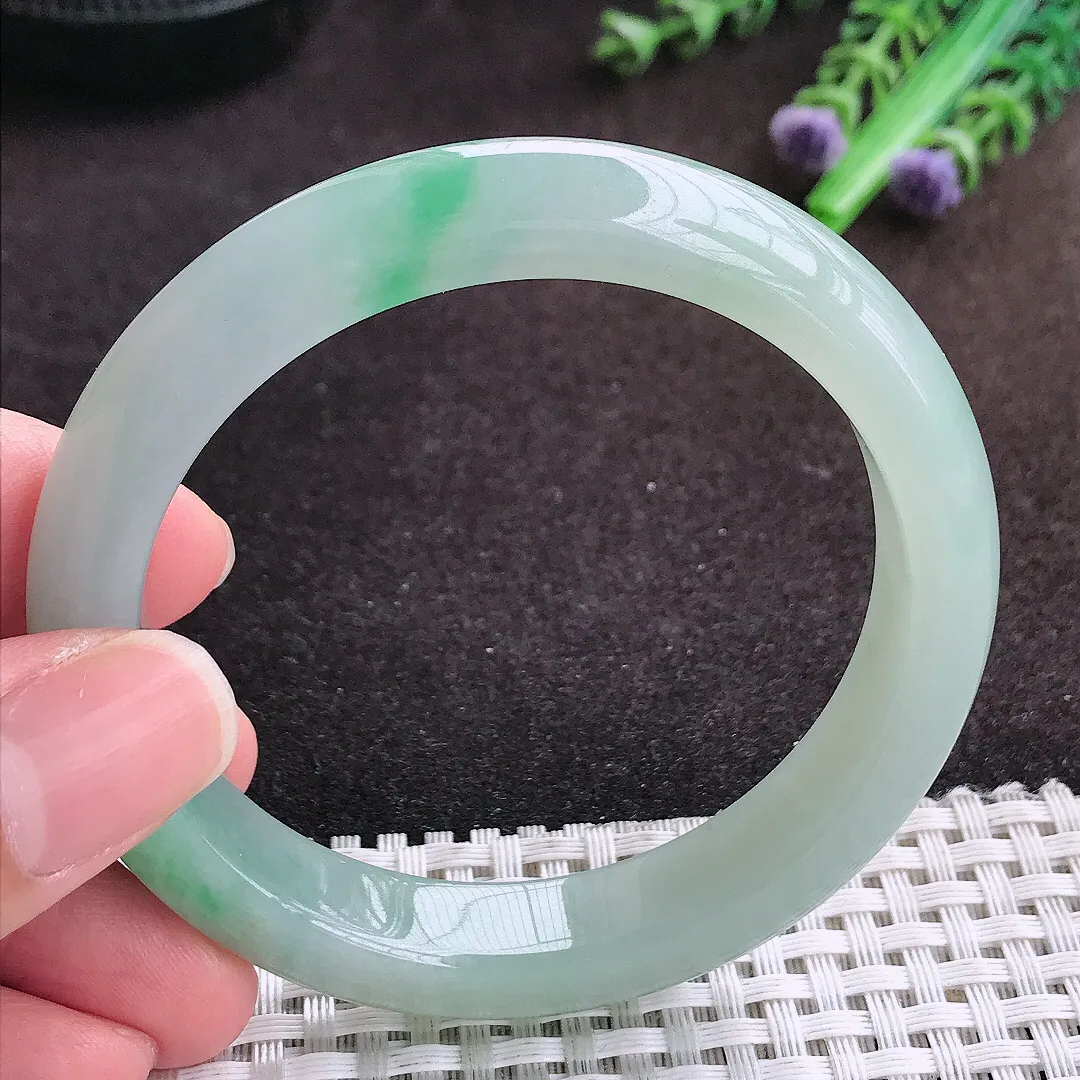 自然光55.5/11.4/8.3老坑秀气温润飘绿手镯宽边翡翠玉镯手环