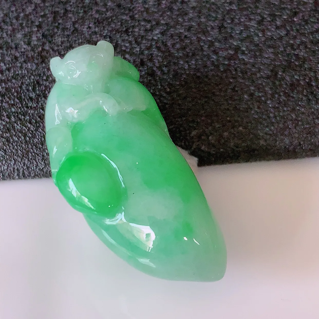 自然光实拍，水润飘绿翡翠招财福瓜吊坠，精美饱满福瓜，种水足，形态圆润饱满，福相十足 ！#05.26