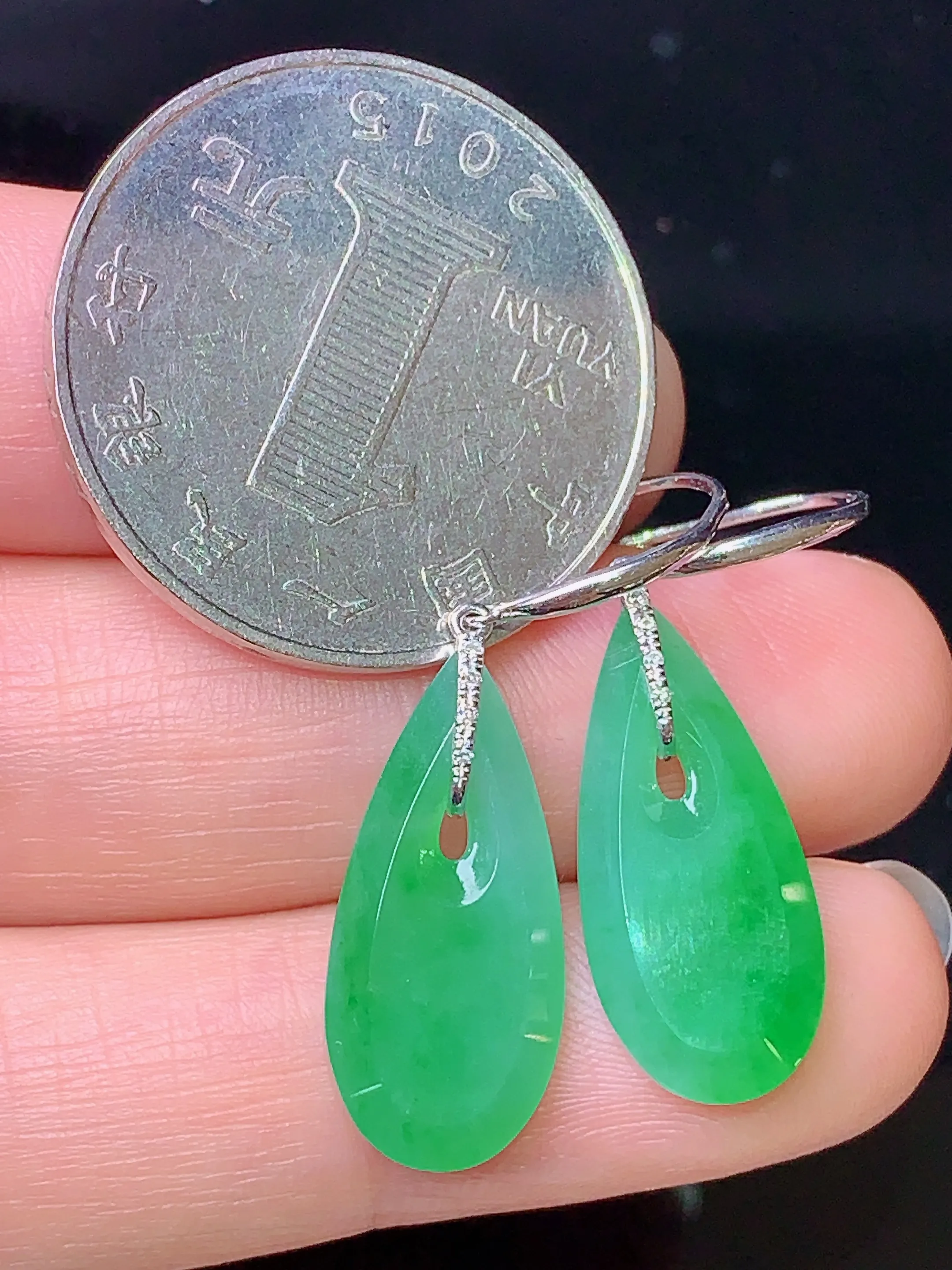 18k金钻镶嵌翠绿水滴耳坠 玉质细腻 色泽艳丽 水润亮眼  整体尺寸19.5*9*2.7