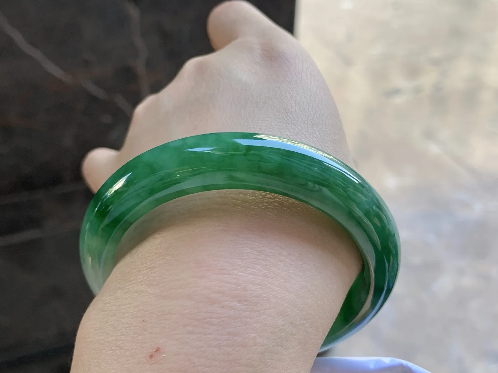 56.5-12.6-8.4

浓绿色手镯^_^颜色鲜艳 玉质温润