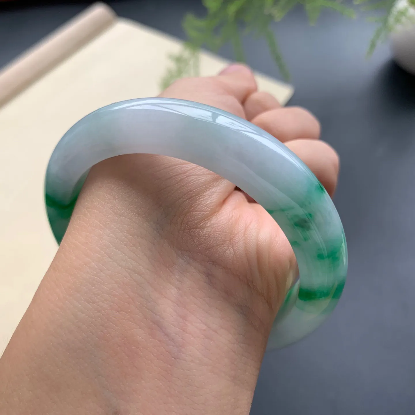 55.8圈口辣色正圈手镯 尺寸：55.8-12-9，无纹裂，细腻光滑，色辣靓丽