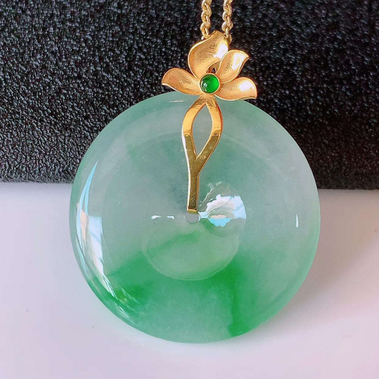 自然光实拍，18K金镶嵌冰种飘绿翡翠平安扣吊坠，玉扣，冰润光泽，寓意平平安安，平安扣佩戴时尚漂亮！#41.26整体33.5*27*4.8裸石27-27