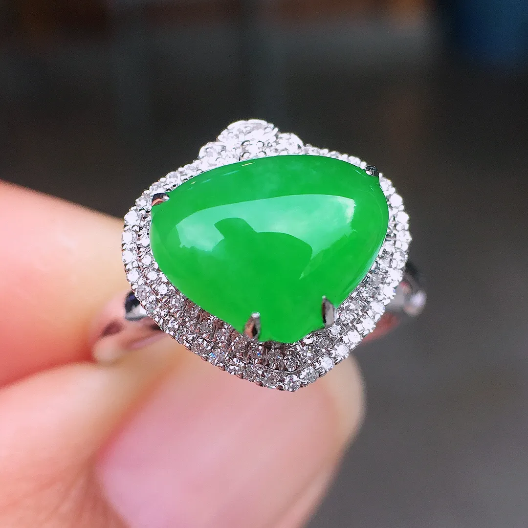 阳绿水滴戒指，色泽均匀艳丽，玉质细腻，荧光感超
强，饱满圆润，尽显优雅气质，18k
金豪华镶嵌