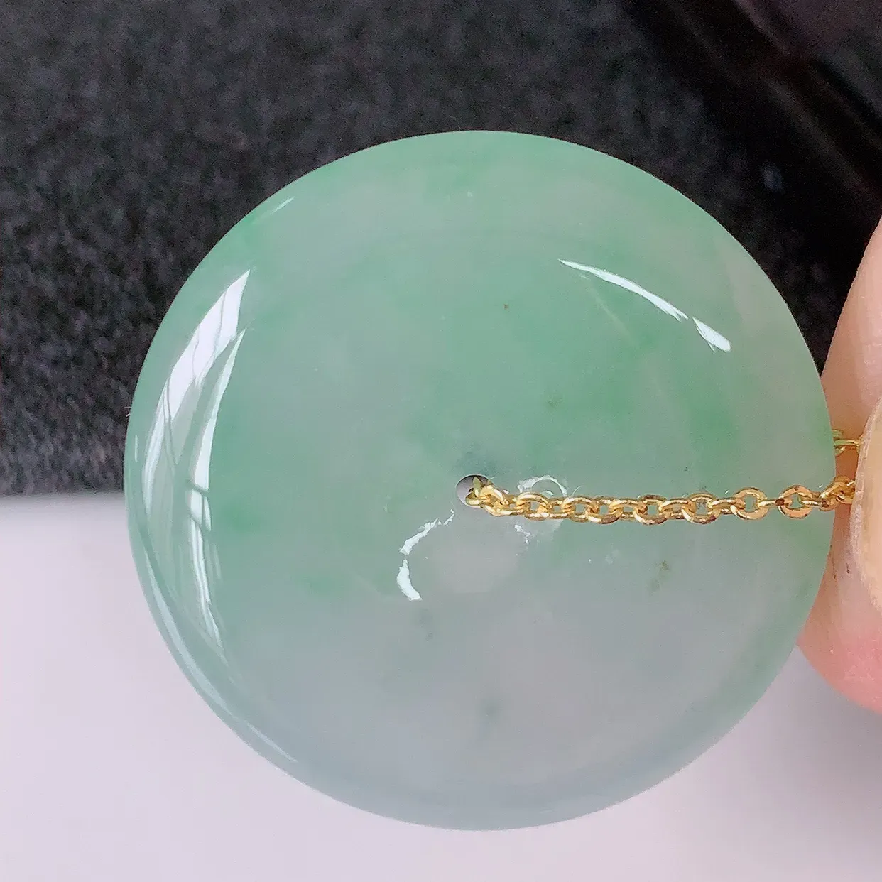 自然光实拍，冰种飘绿翡翠平安扣吊坠，玉扣，平安是福；很美的料子，平安扣佩戴优雅迷人！#57.29