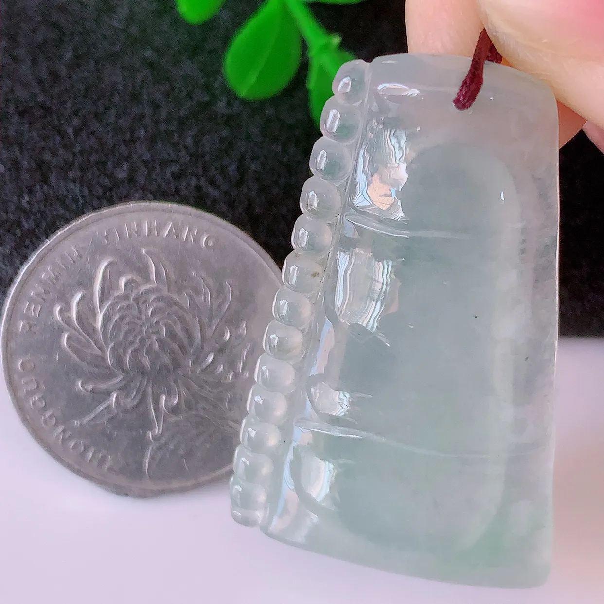 自然光实拍，冰种翡翠竹节吊坠。竹节寓意“节节高，官运亨通，前程似锦，水润莹泽，清秀高雅，佩戴精美！#41.26