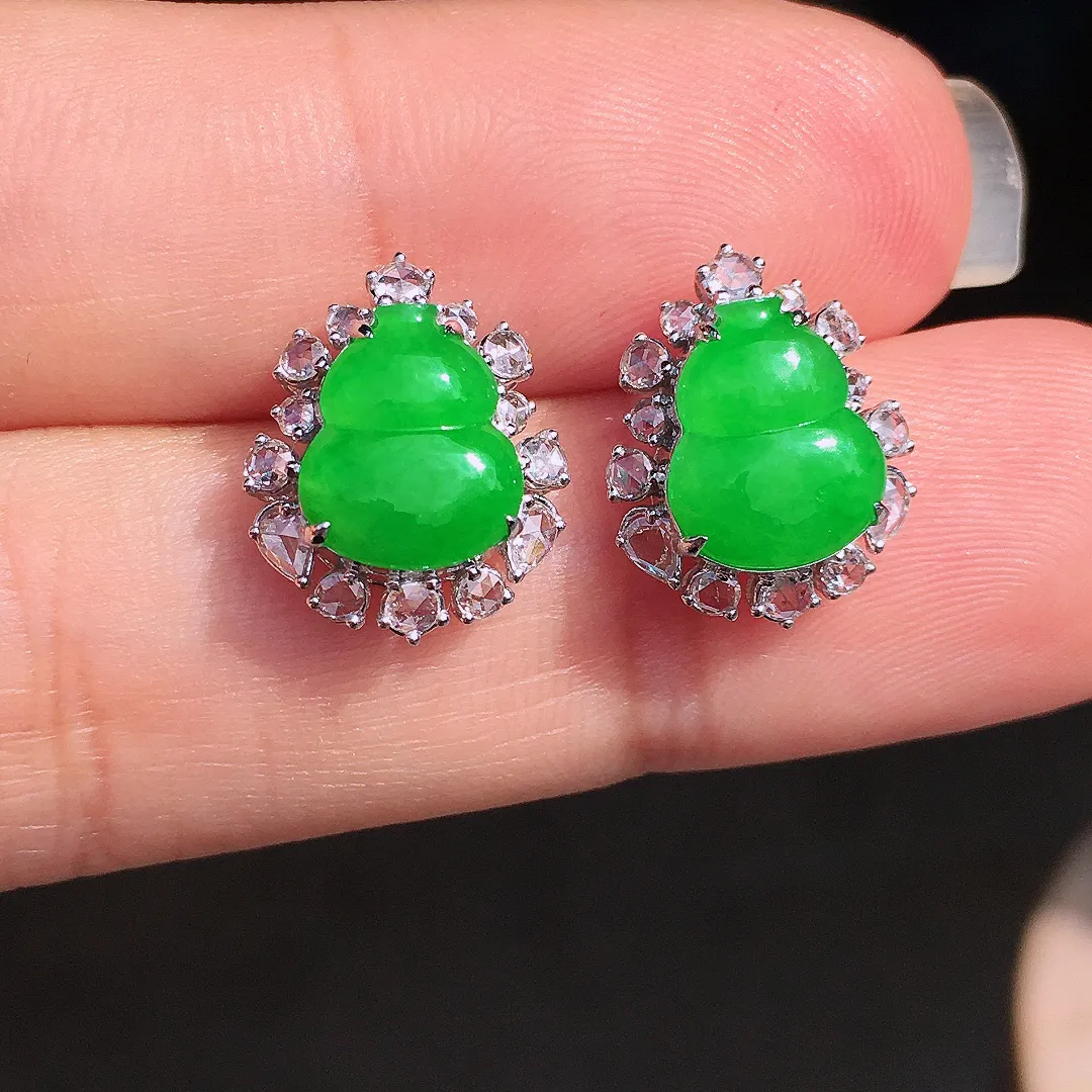 阳绿葫芦耳钉，色泽均匀艳丽，玉质细腻，荧光感超
强，饱满圆润，尽显优雅气质，18k
金豪华镶嵌