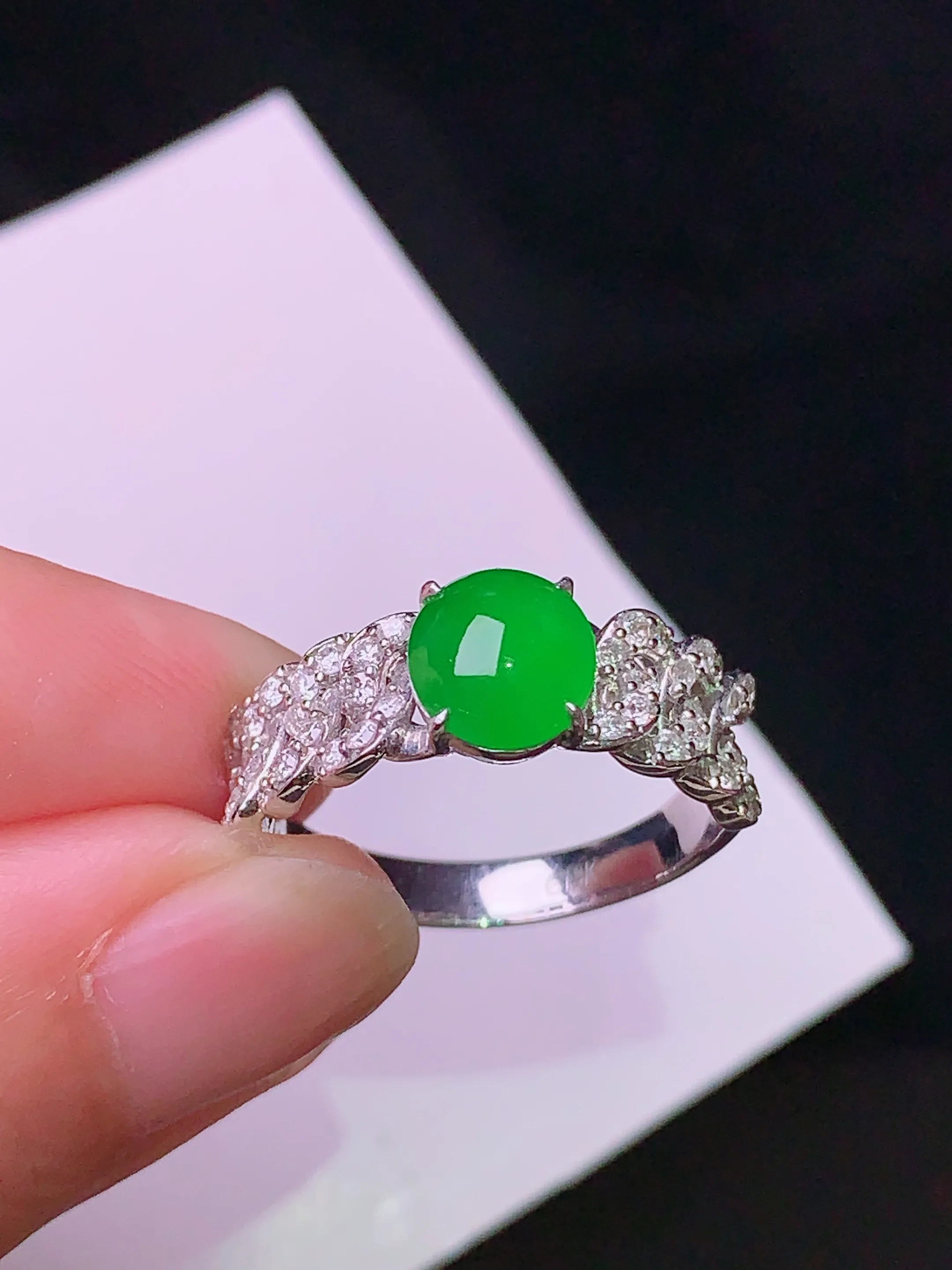 18k金钻镶嵌满绿蛋面戒指 玉质细腻 色泽艳丽 水润亮眼  圈口14 裸石尺寸7.5*6.5*3.5