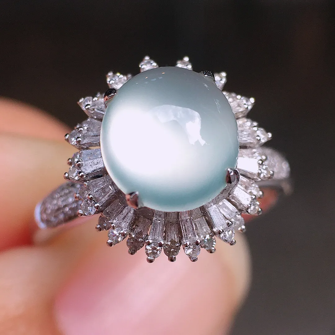 冰种蛋面戒指，玉质细腻，荧光感超
强，饱满圆润，尽显优雅气质，18k
金豪华镶嵌