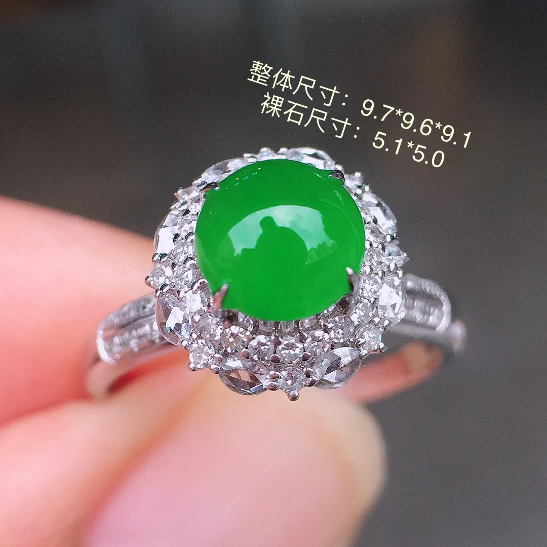 阳绿蛋面戒指，色泽均匀艳丽，玉质细腻，荧光感超
强，饱满圆润，尽显优雅气质，18k
金豪华镶嵌