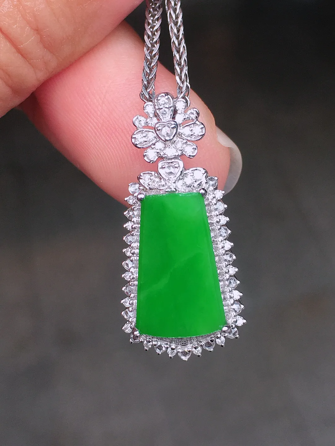 阳绿无事牌吊坠，色泽均匀艳丽，玉质细腻，荧光感超
强，饱满圆润，尽显优雅气质，18k
金豪华镶嵌