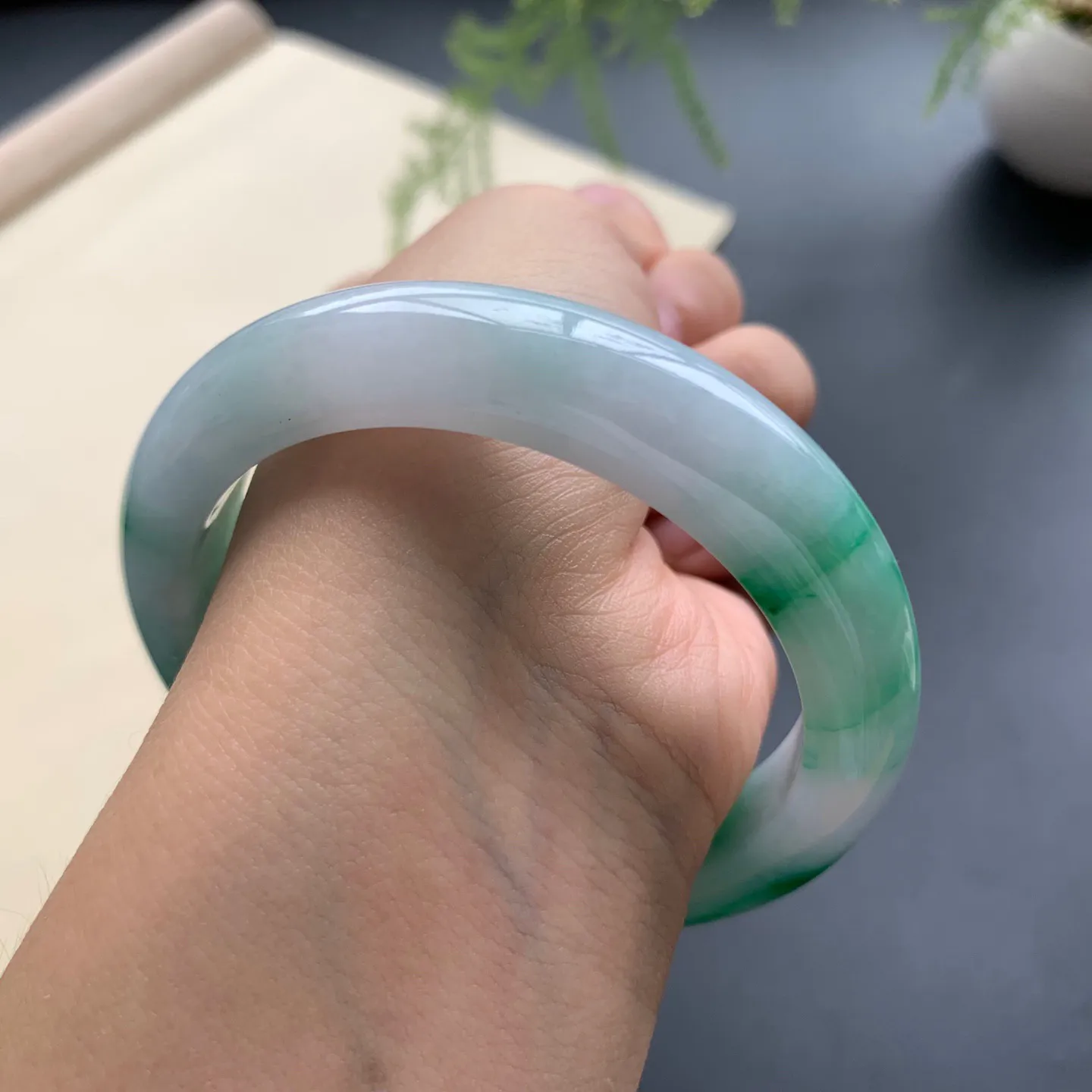 55.8圈口辣色正圈手镯 尺寸：55.8-12-9，无纹裂，细腻光滑，色辣靓丽