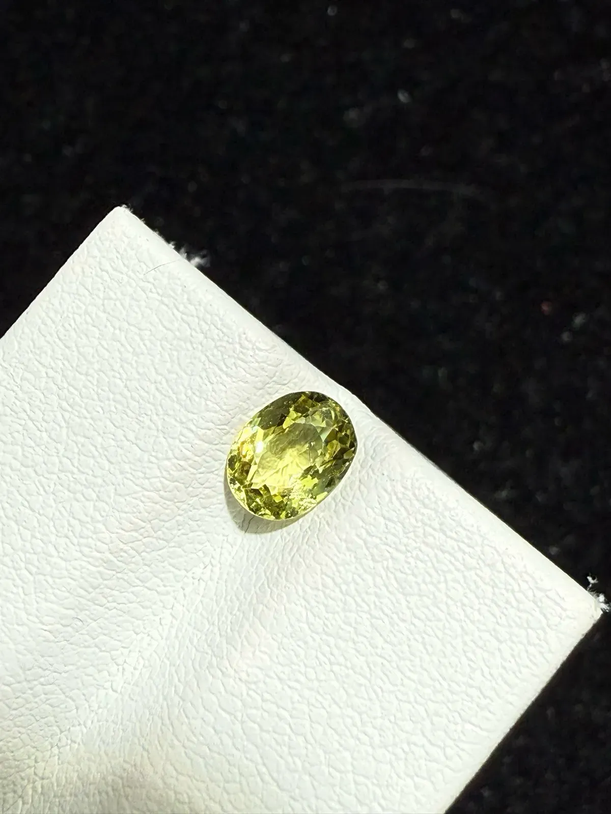 0.895ct天然马里榴石裸石，尺寸6.6*5.1*3毫米，颜色美艳 ，晶体通透，火彩足