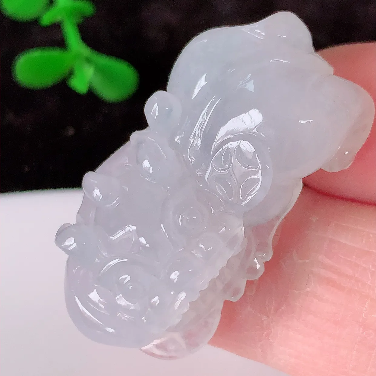 自然光实拍，冰种翡翠招财貔貅吊坠，民间有“一摸貔貅运程旺盛，再摸貔貅财运滚滚，三摸貔貅平步青云 ”的美好祝愿。#81.29