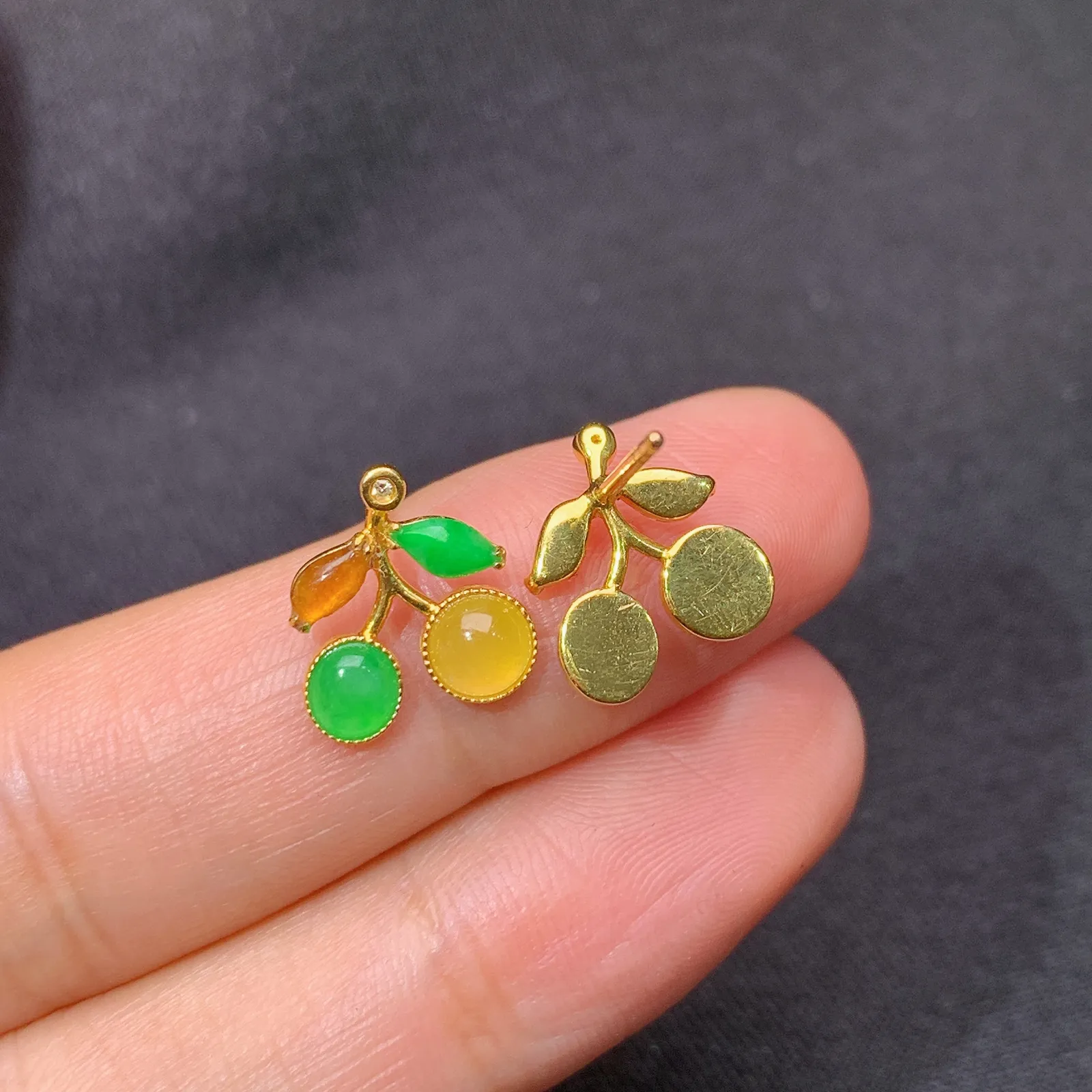 冰种多彩蛋面耳钉，18k金镶嵌，款式精美，冰润鲜艳，种水足 尺寸11.2*10.1*2.6