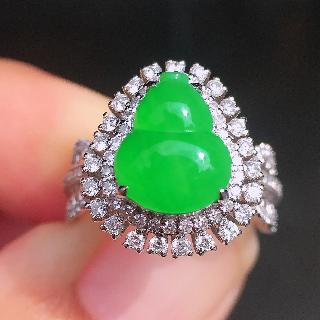 阳绿葫芦戒指，色泽均匀艳丽，玉质细腻，荧光感超
强，饱满圆润，尽显优雅气质，18k
金豪华镶嵌