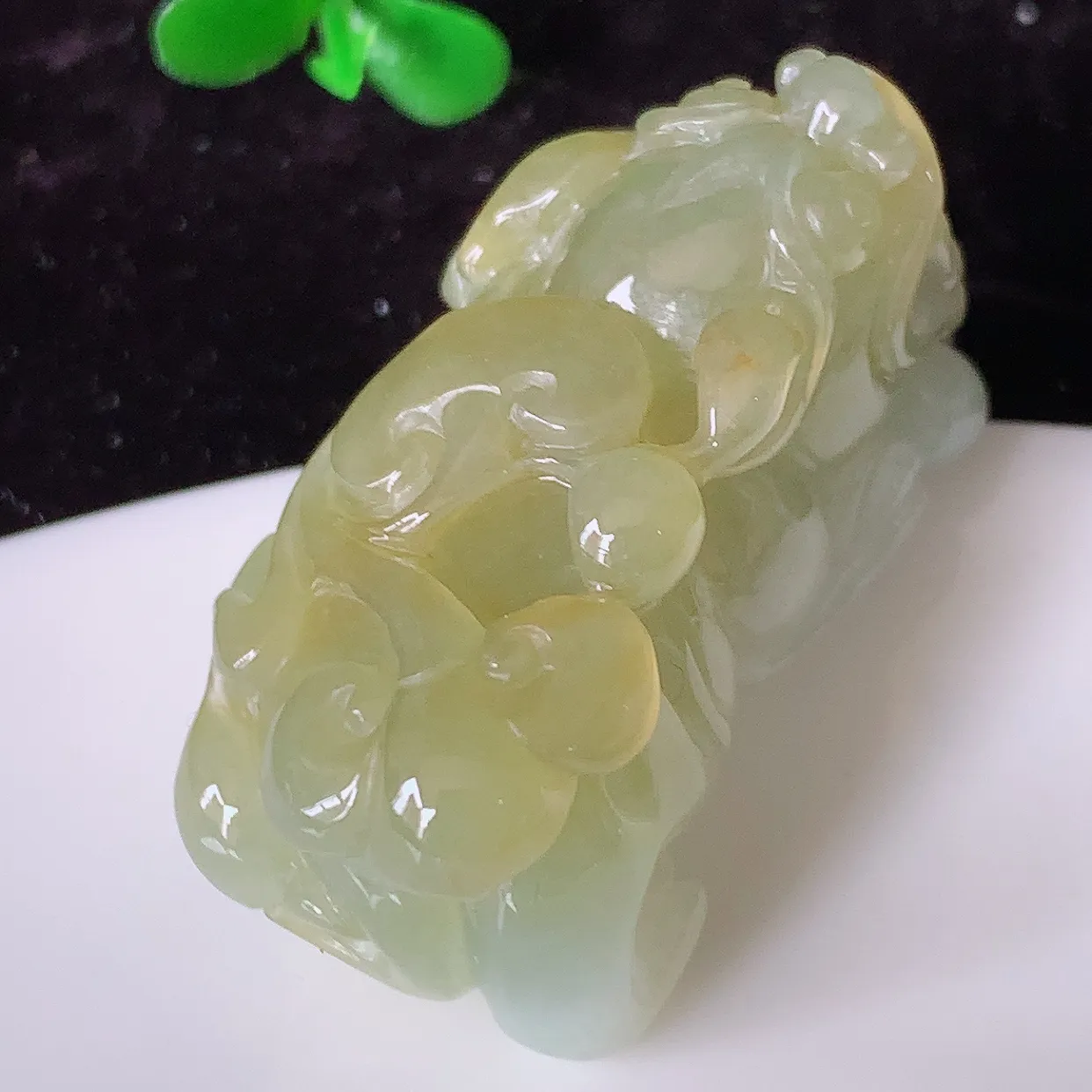 自然光实拍，冰润黄翡招财貔貅翡翠吊坠，民间有“一摸貔貅运程旺盛，再摸貔貅财运滚滚，三摸貔貅平步青云 ”的美好祝愿。#81.26