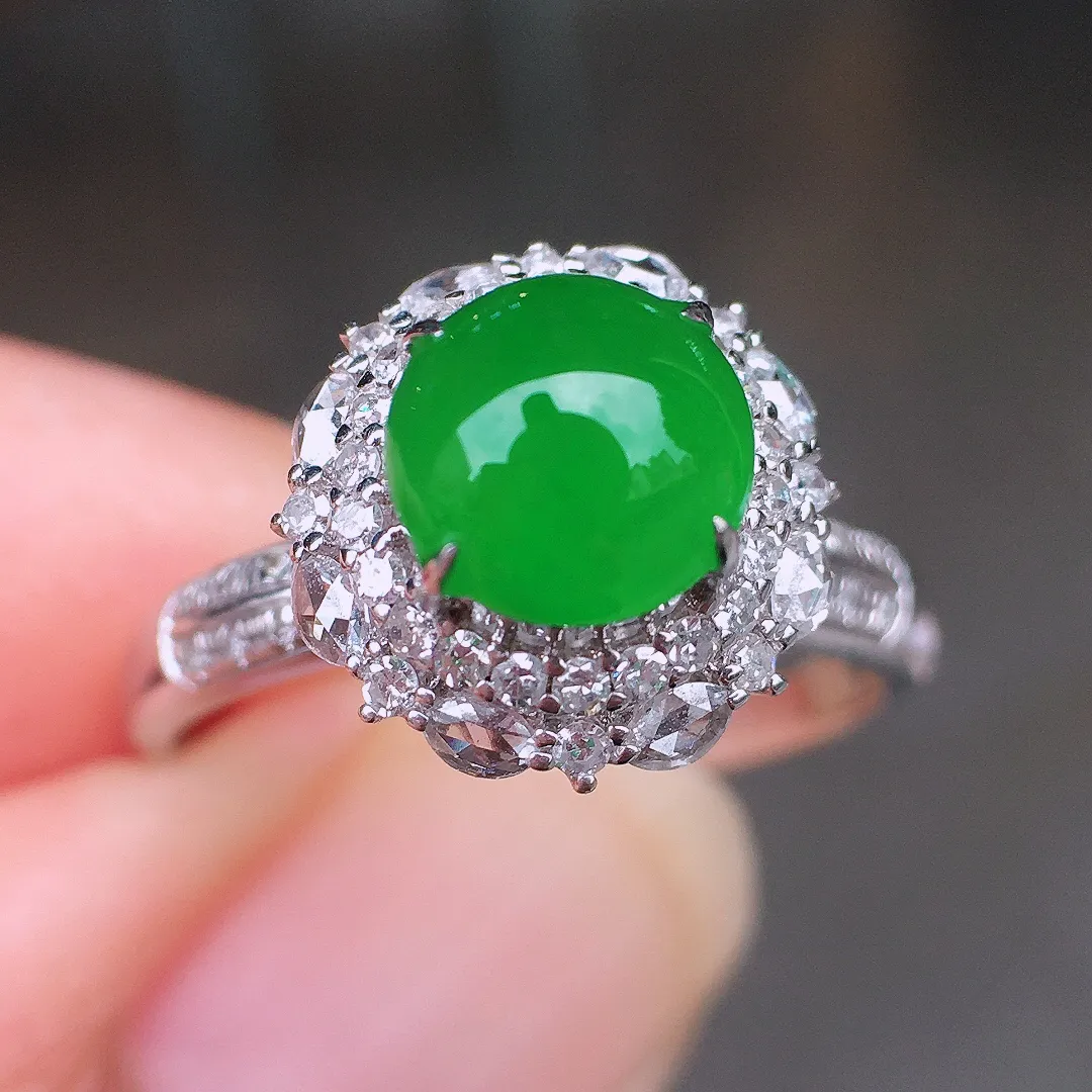 阳绿蛋面戒指，色泽均匀艳丽，玉质细腻，荧光感超
强，饱满圆润，尽显优雅气质，18k
金豪华镶嵌