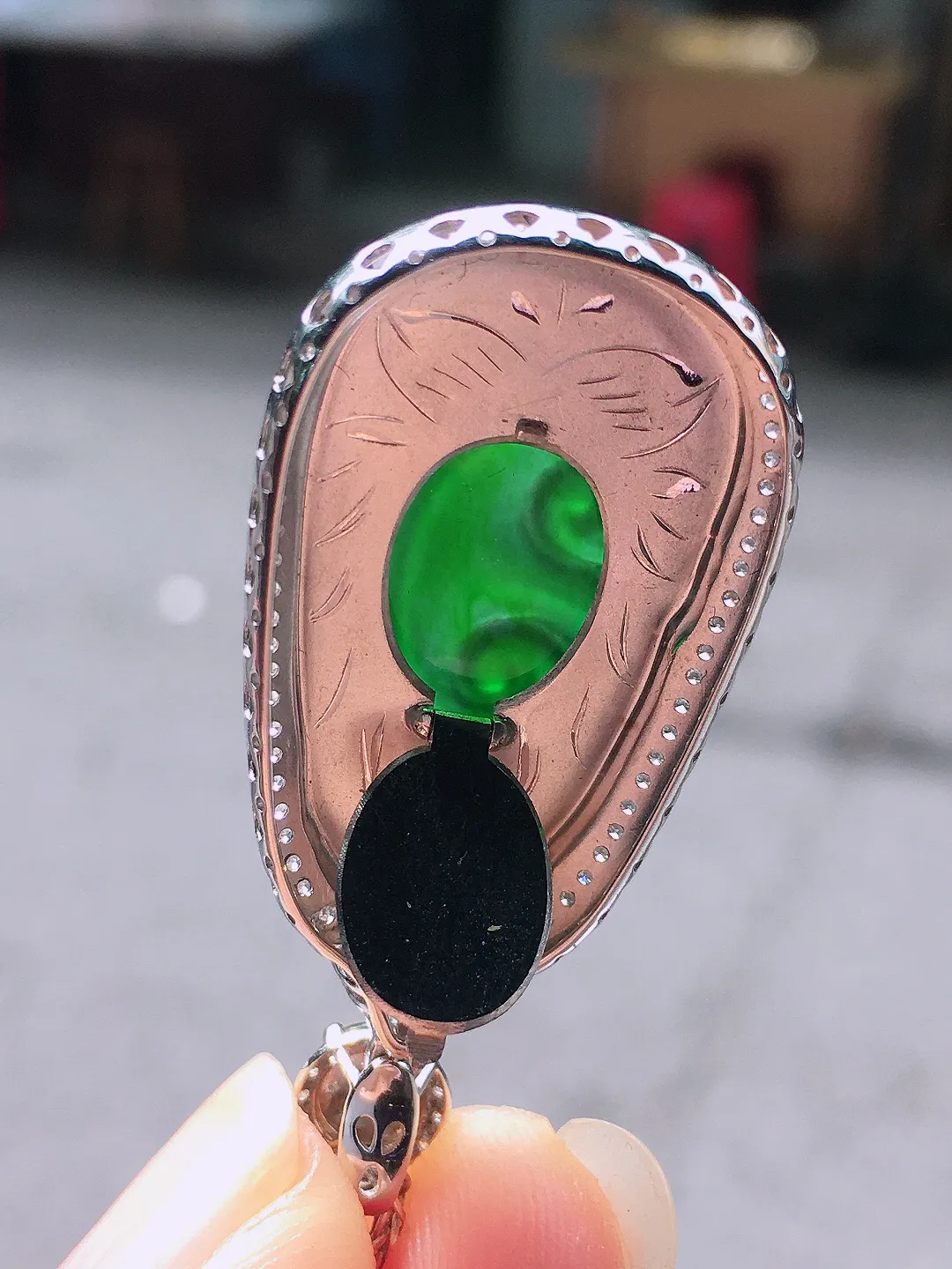 满绿如意吊坠，色泽均匀浓郁，玉质细腻，荧光感超
强，饱满圆润，尽显优雅气质，18k
金豪华镶嵌