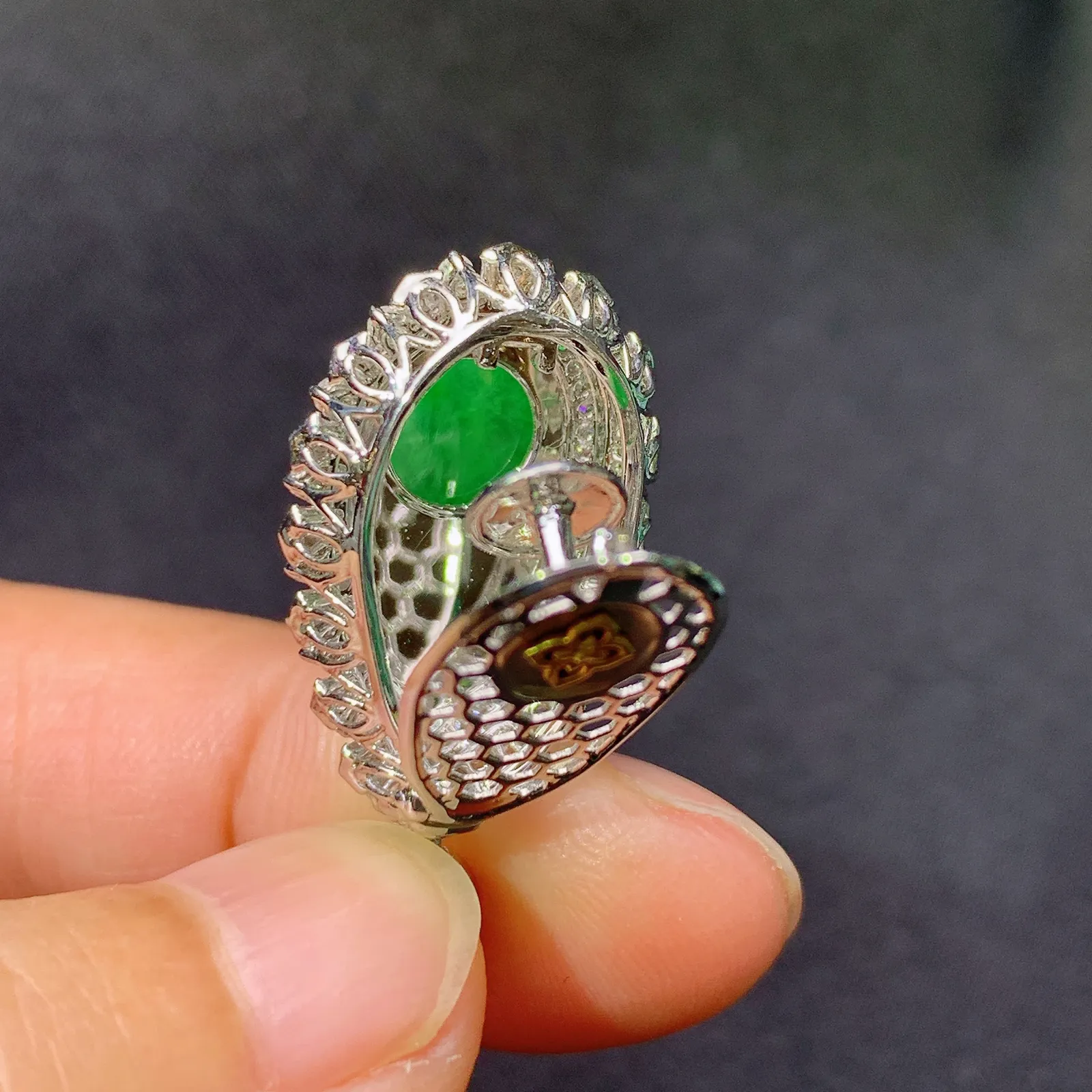 阳绿福瓜吊坠，18k金镶嵌，冰润色阳，玉质细腻，种水足 尺寸30.5*14.5*9.2