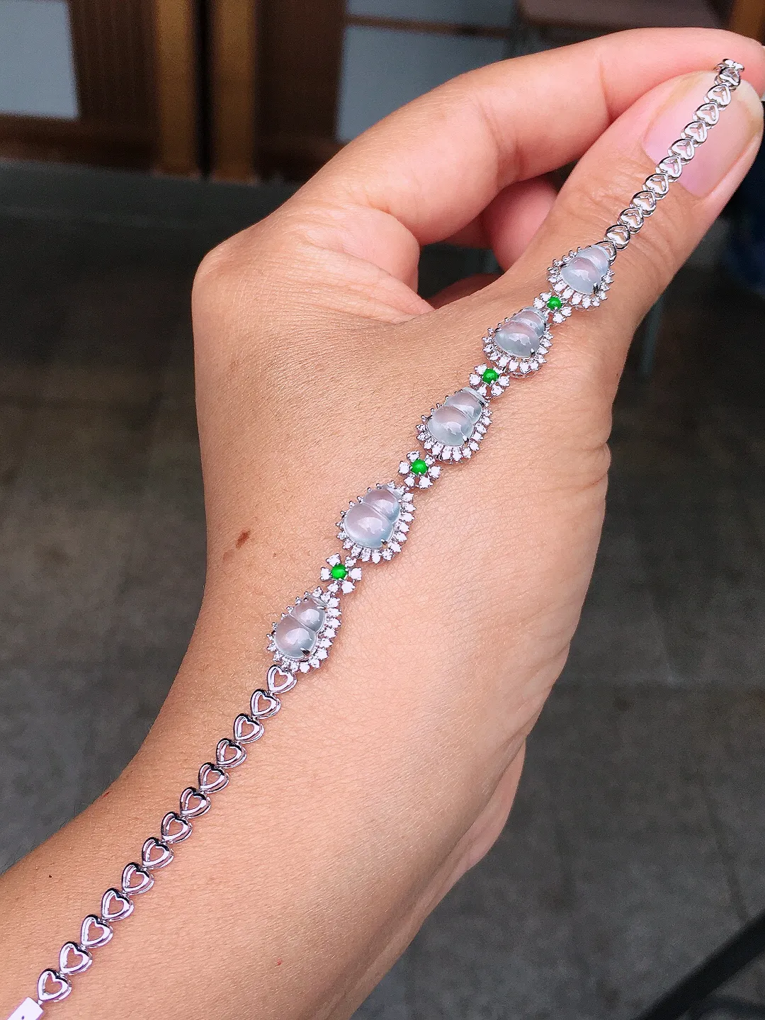 玻璃种葫芦手链，玉质细腻，荧光感超
强，饱满圆润，尽显优雅气质，18k
金豪华镶嵌