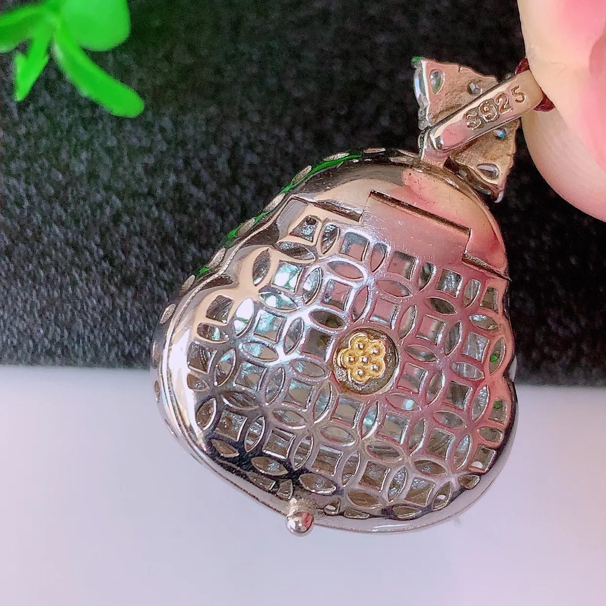 冰透满绿翡翠925银镶嵌佛公吊坠，自然光实拍，翠色灵动，颜色漂亮，种老水足，品相佳，佩戴佳品！#97.26整体30*22*8裸石19-14.8