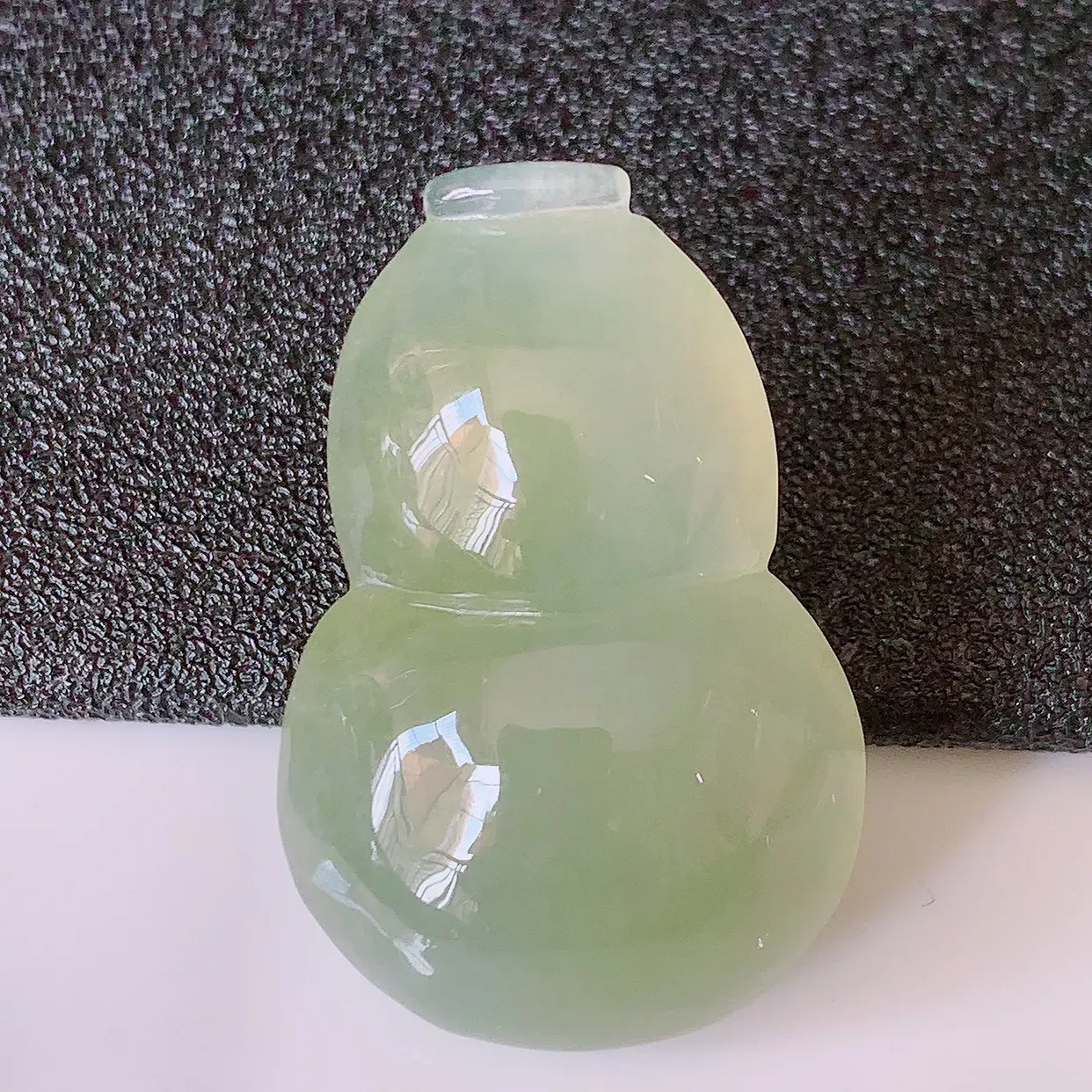 自然光实拍，冰种黄翡翡翠葫芦吊坠，葫芦寓意福禄双全，财源滚滚，饱满，清新脱俗，佩戴效果优雅迷人！#01.26