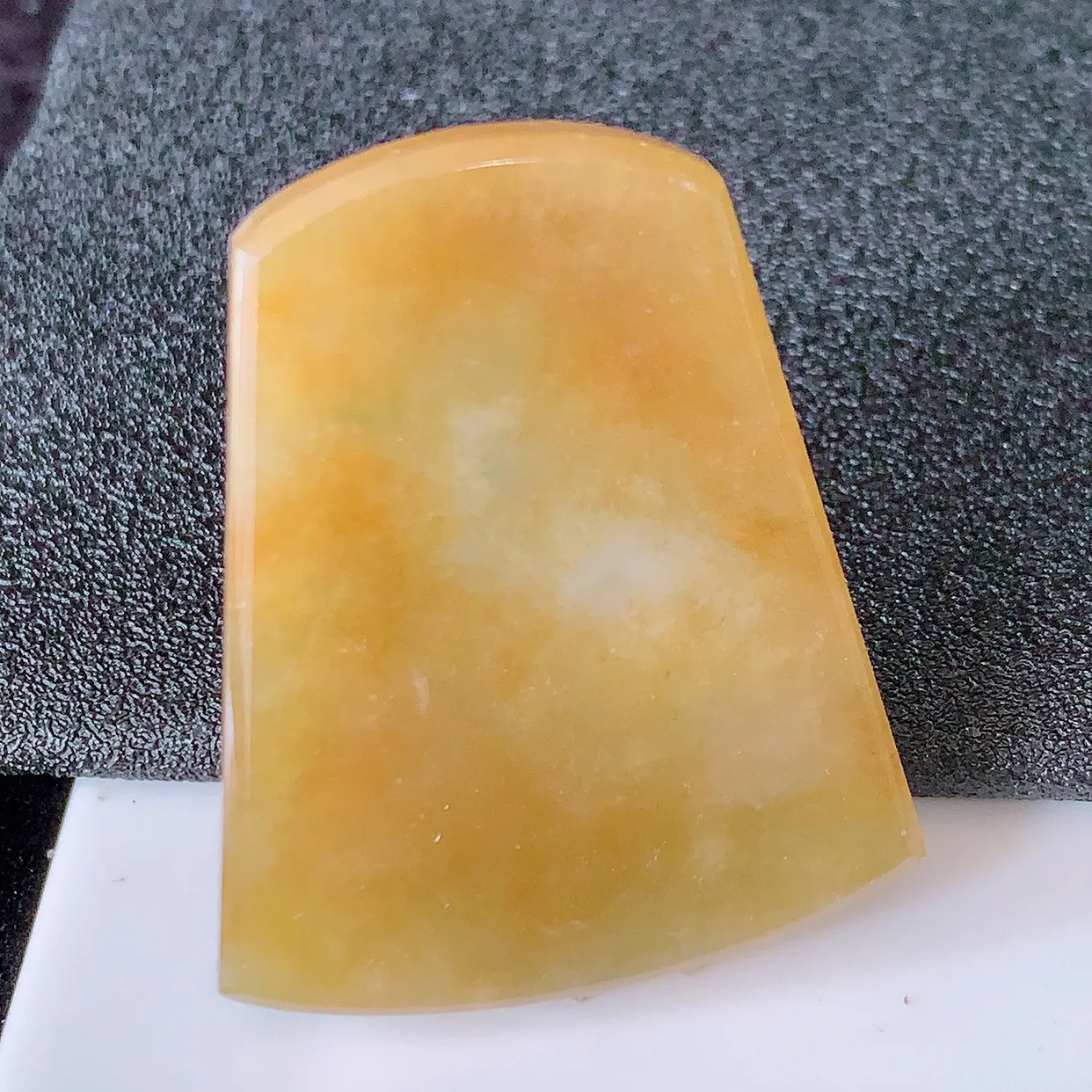 自然光实拍，冰润黄翡翡翠平安无事牌吊坠，平平安安，无事牌翠色灵动，佩戴平安时尚！#00.26