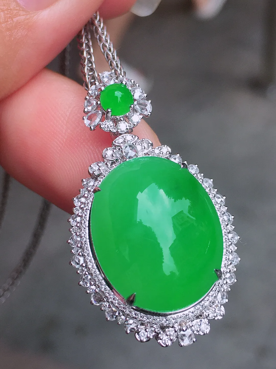 阳绿蛋面吊坠，色泽均匀艳丽，玉质细腻，荧光感超
强，饱满圆润，尽显优雅气质，18k
金豪华镶嵌