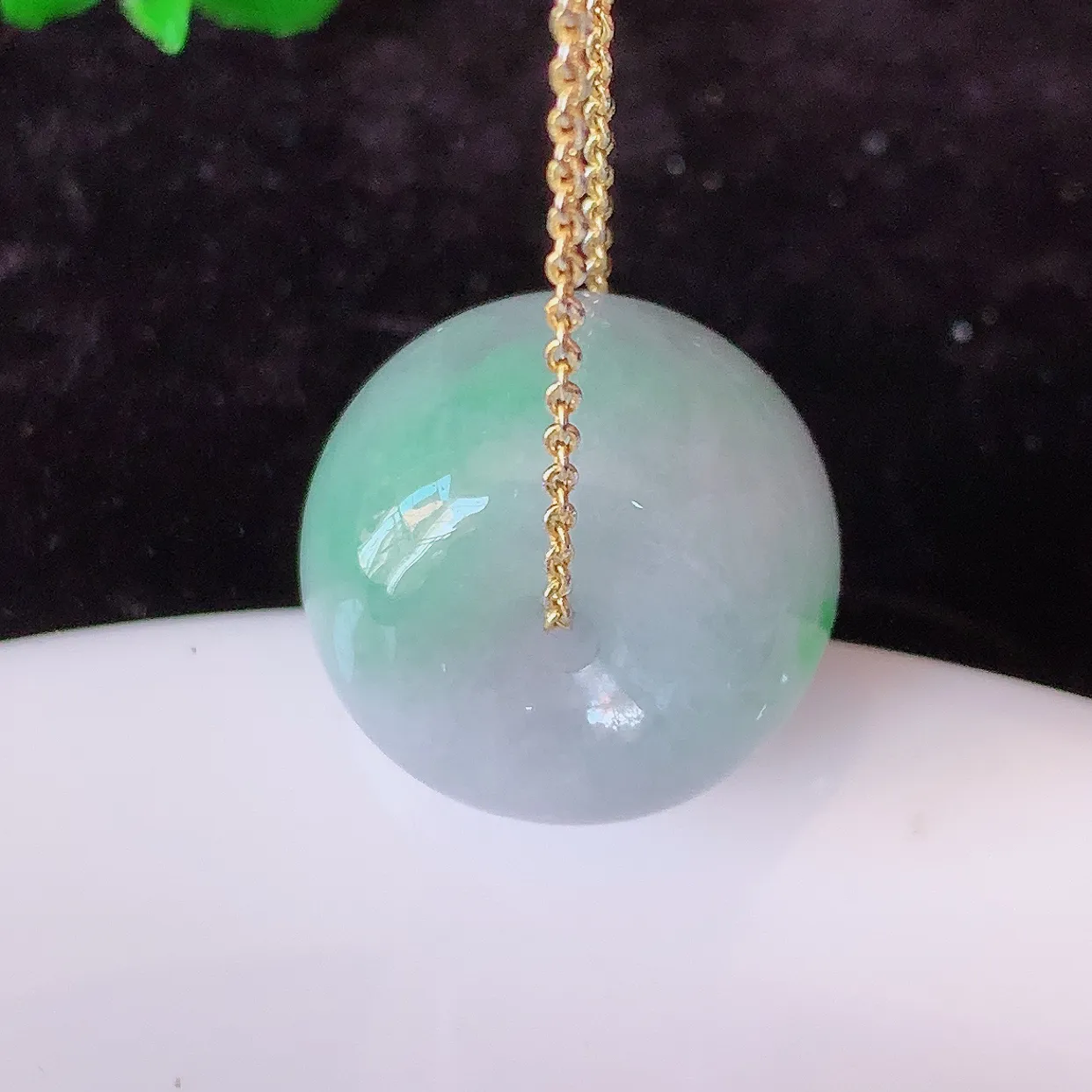 自然光实拍，冰润飘绿翡翠路路通吊坠，寓意时来运转、财源滚滚，款式新颖时尚，日常百搭的款！配图银链#57.27