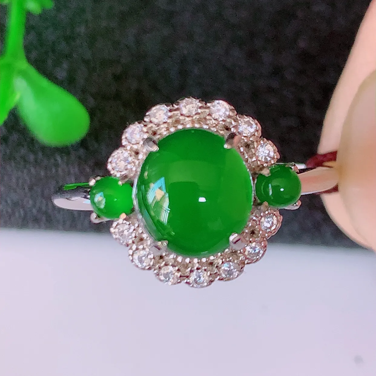 冰透满绿翡翠925银镶嵌戒指，自然光实拍，翠色灵动，颜色漂亮，种老水足，品相佳，佩戴佳品！#97.2