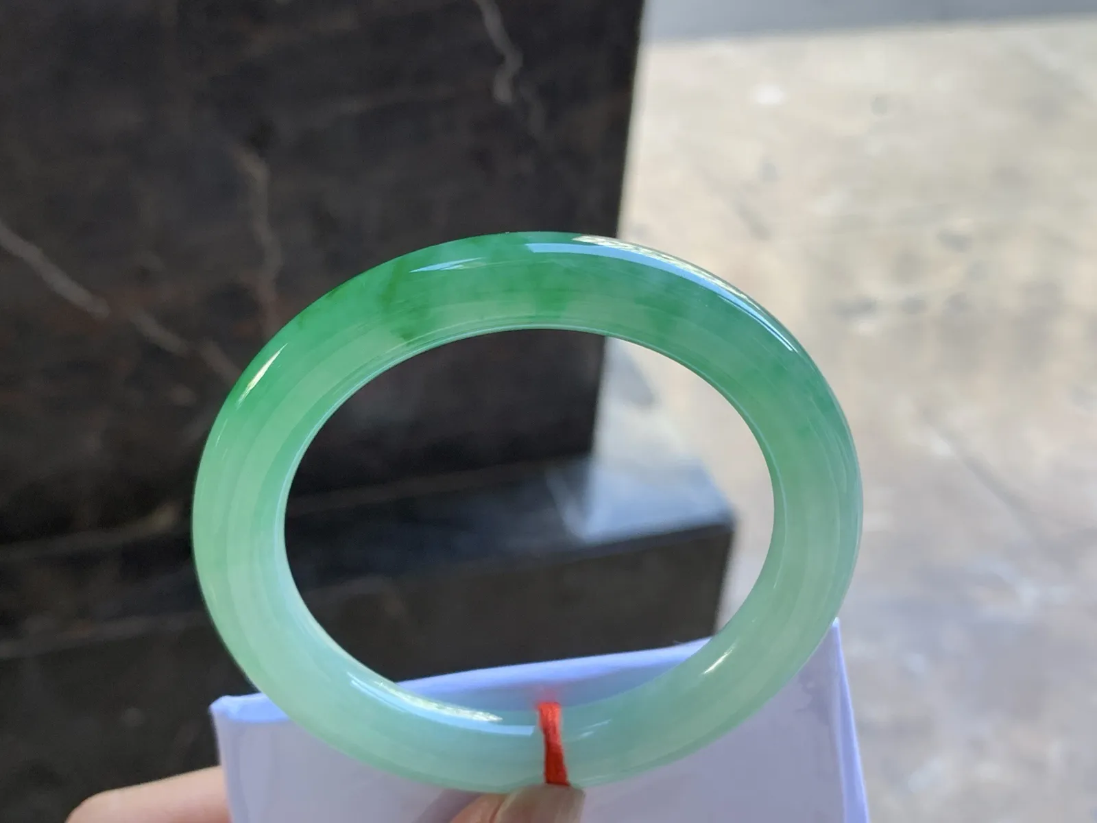 54-9.4

阳绿色圆条手镯^_^玉质温润