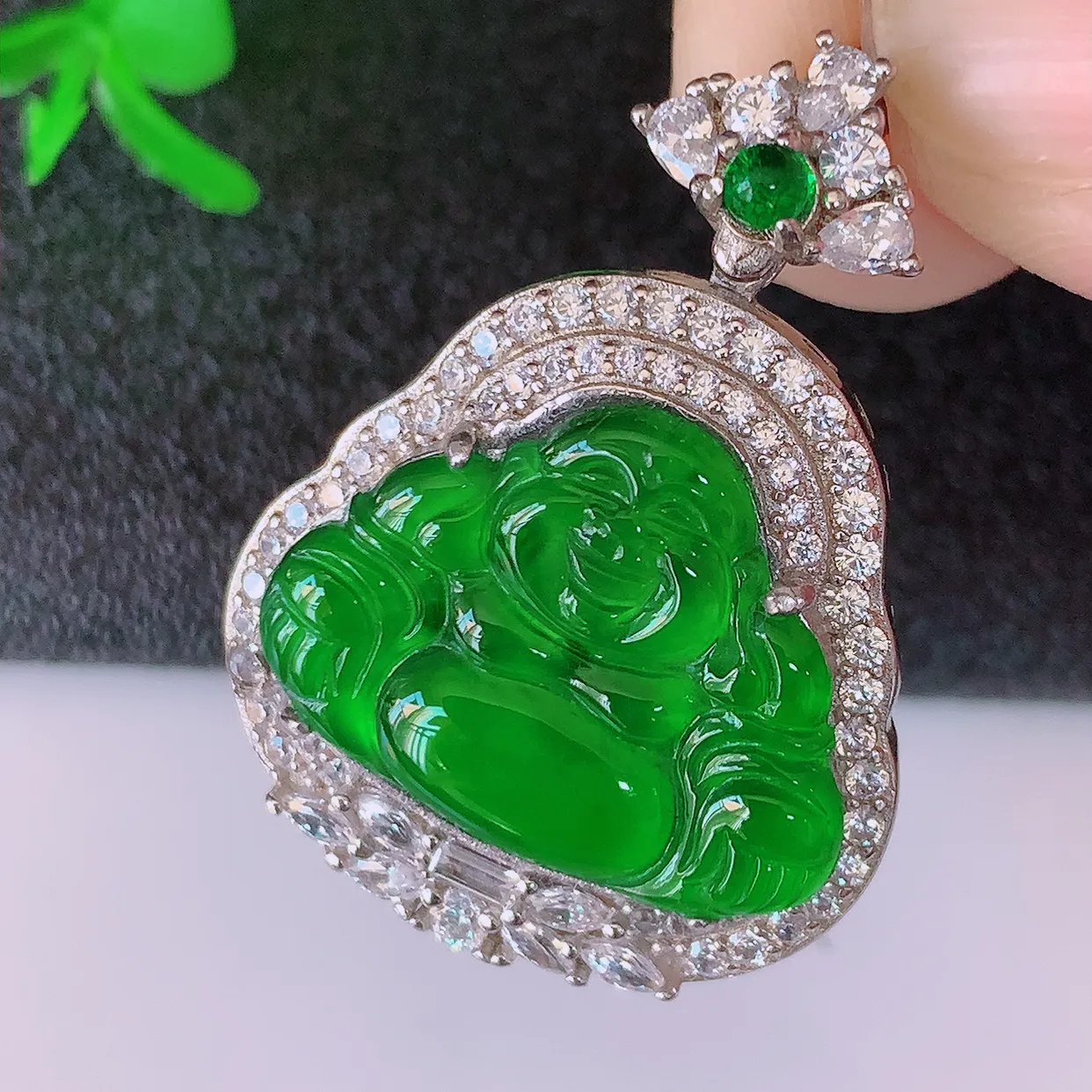 冰透满绿翡翠925银镶嵌佛公吊坠，自然光实拍，翠色灵动，颜色漂亮，种老水足，品相佳，佩戴佳品！#97