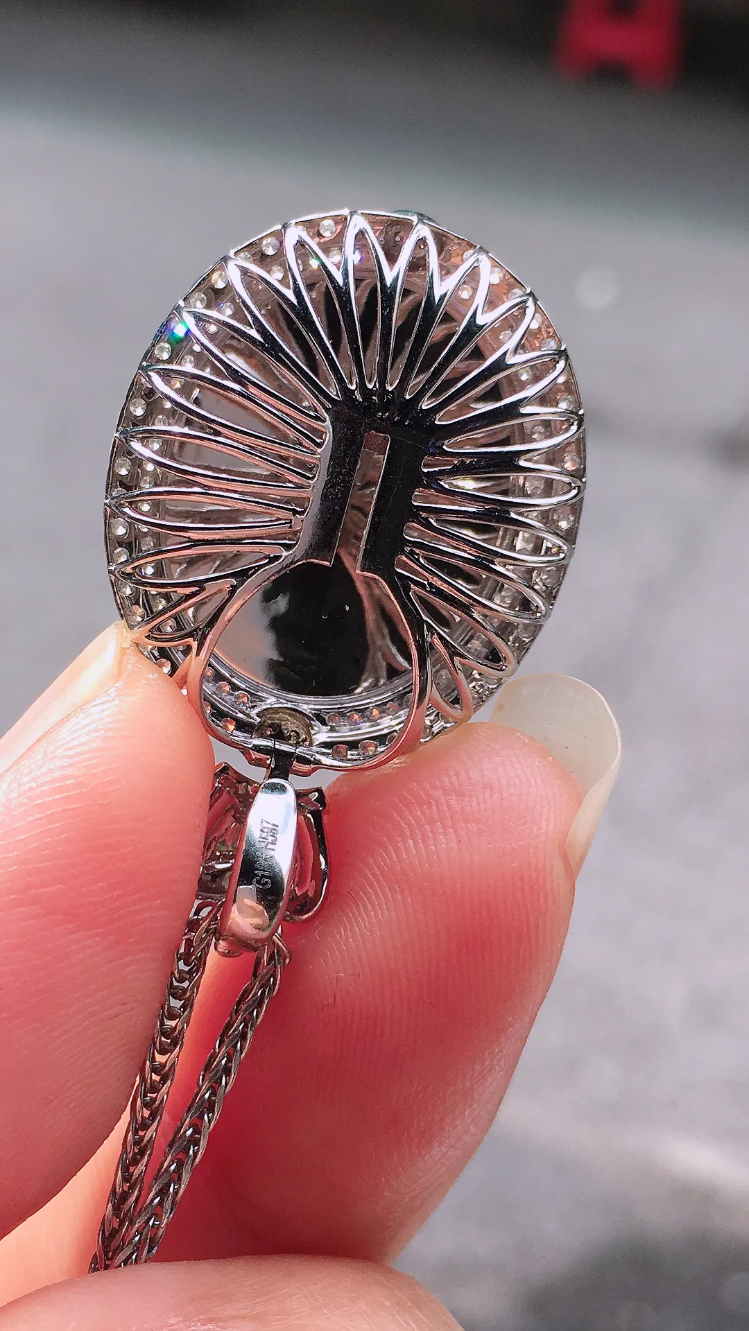 满绿蛋面戒指/吊坠两用款，色泽均匀艳丽，玉质细腻，荧光感超
强，饱满圆润，尽显优雅气质，18k
金豪华镶嵌