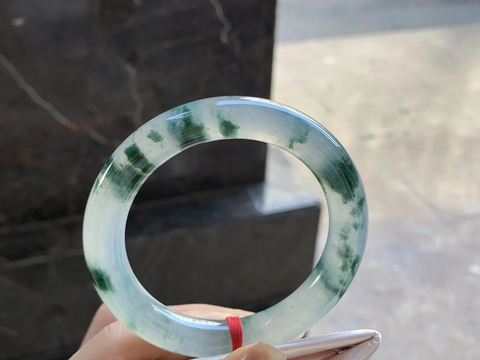 56-10.6

冰蓝花圆条手镯^_^种老 荧光十足透亮