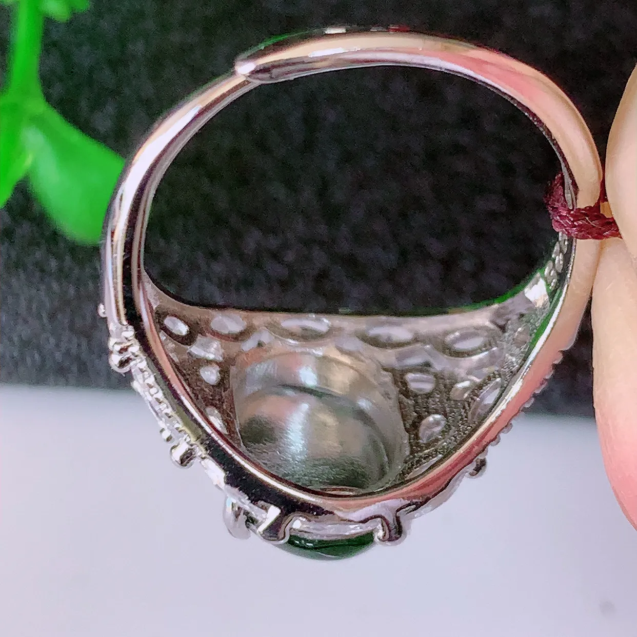 冰透满绿翡翠925银镶嵌戒指，自然光实拍，翠色灵动，颜色漂亮，种老水足，品相佳，佩戴佳品！#97.26（圈口可调大小）整体23*17*5.8裸石9.5*7.5