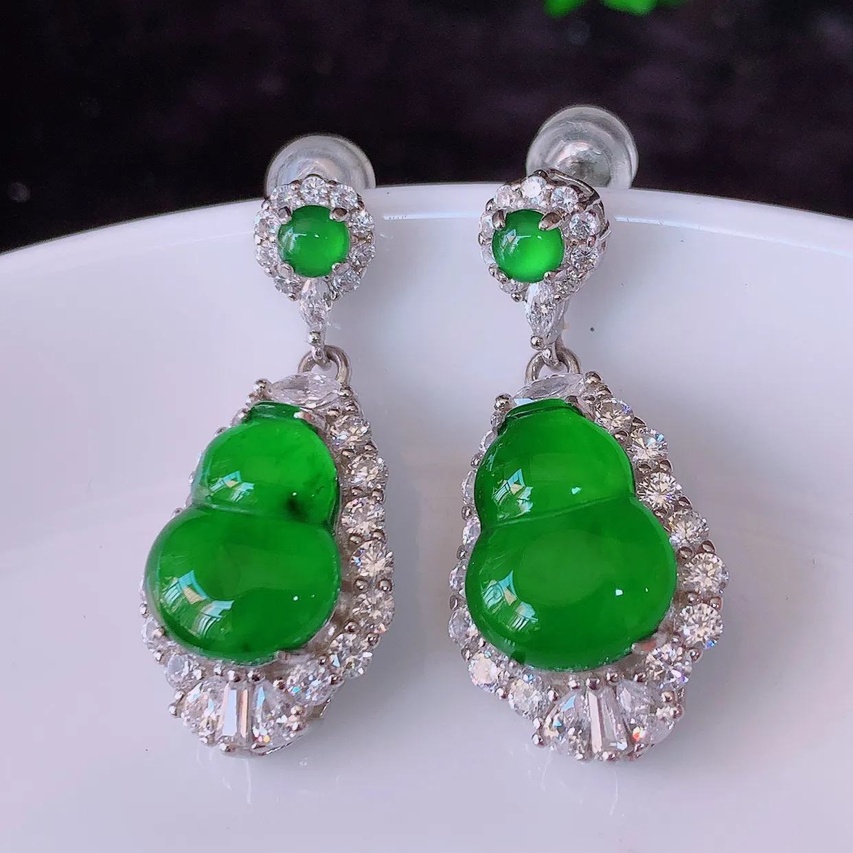 冰透满绿翡翠925银镶嵌葫芦耳坠，自然光实拍，翠色灵动，颜色漂亮，种老水足，品相佳，佩戴佳品！#97