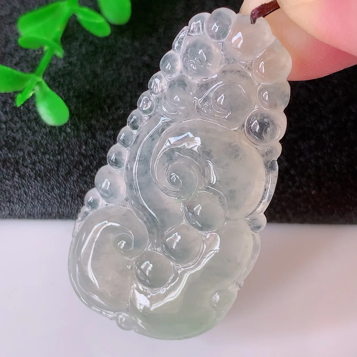 自然光实拍，冰种黄翡翡翠如意吊坠，玉坠百搭又精致，寓意着吉祥，事事如意！#01.26