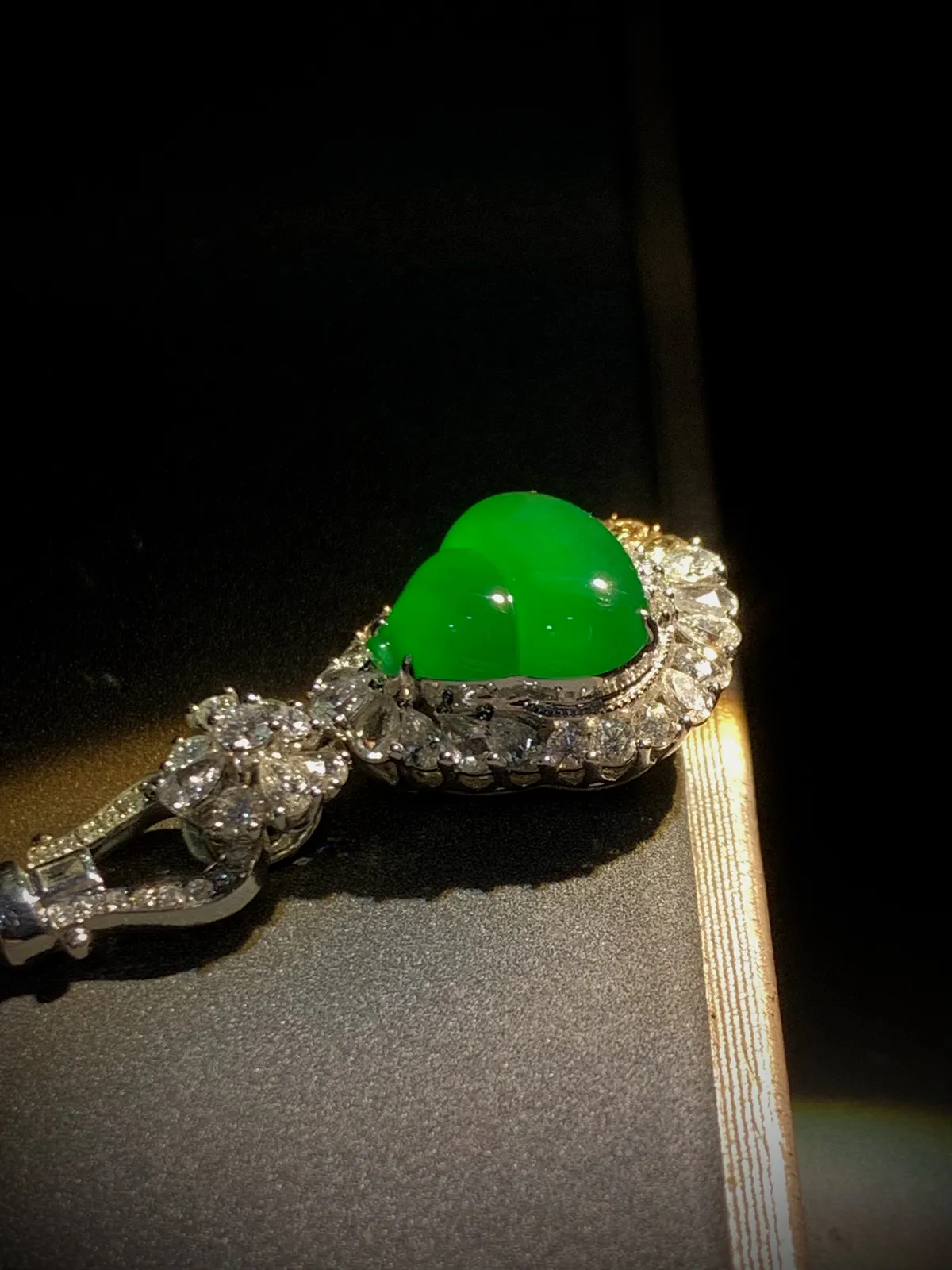 【福禄】绿葫芦，裸石 12.2-12-3.5mm，
整体27-16.2-10.6mm，
18K金，南