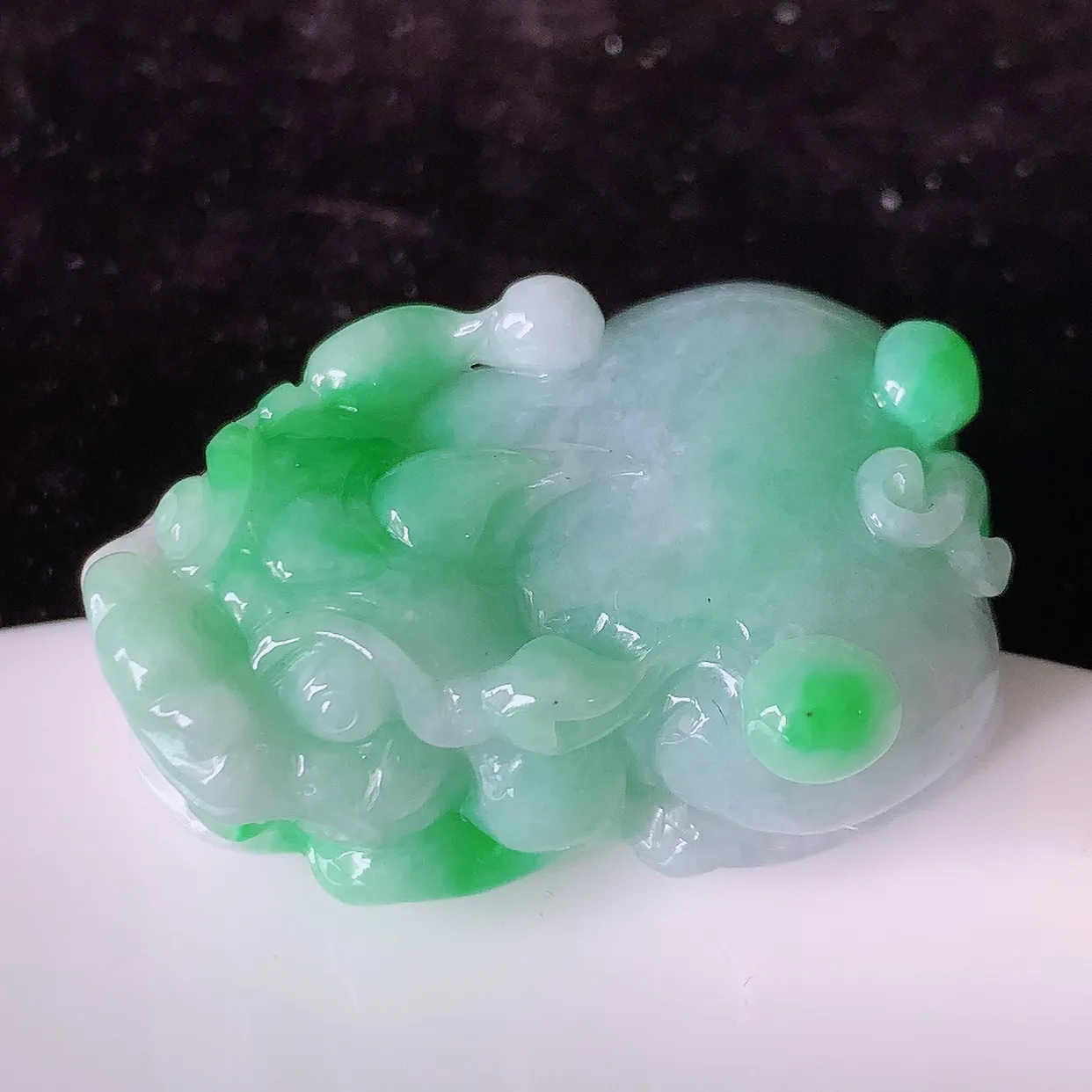 自然光实拍，冰润飘阳绿翡翠招财貔貅吊坠，民间有“一摸貔貅运程旺盛，再摸貔貅财运滚滚，三摸貔貅平步青云